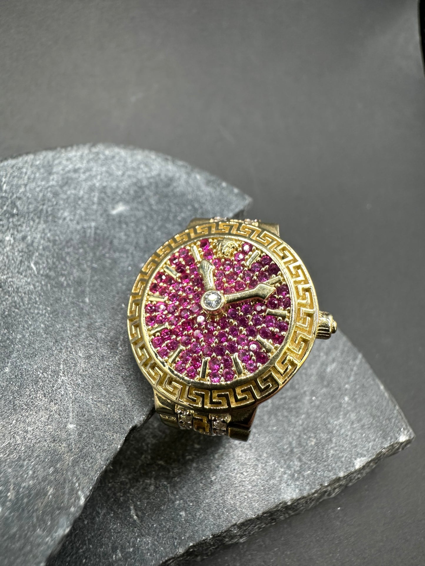 14K Gouden Iced Klok Ring met Robijnen – Maat 21