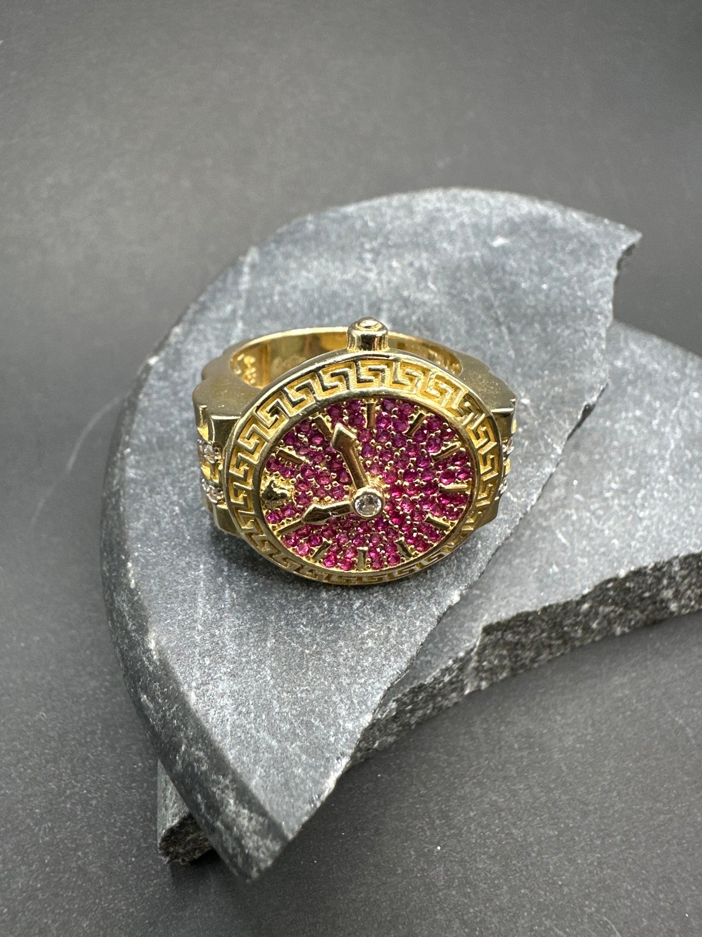14K Gouden Iced Klok Ring met Robijnen – Maat 21