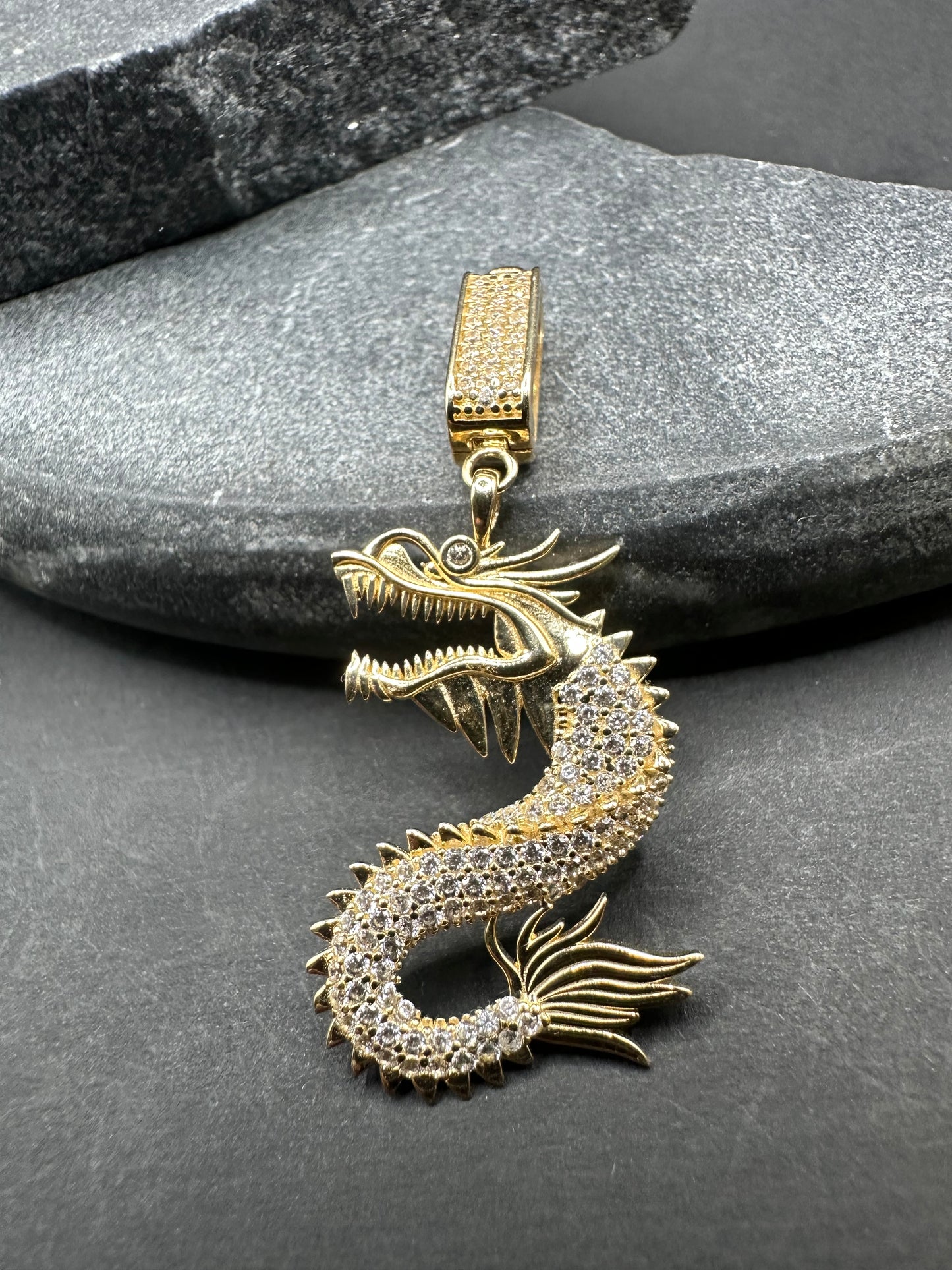 14K Gouden Draak Hanger met Zirkonia – 20 × 43 mm