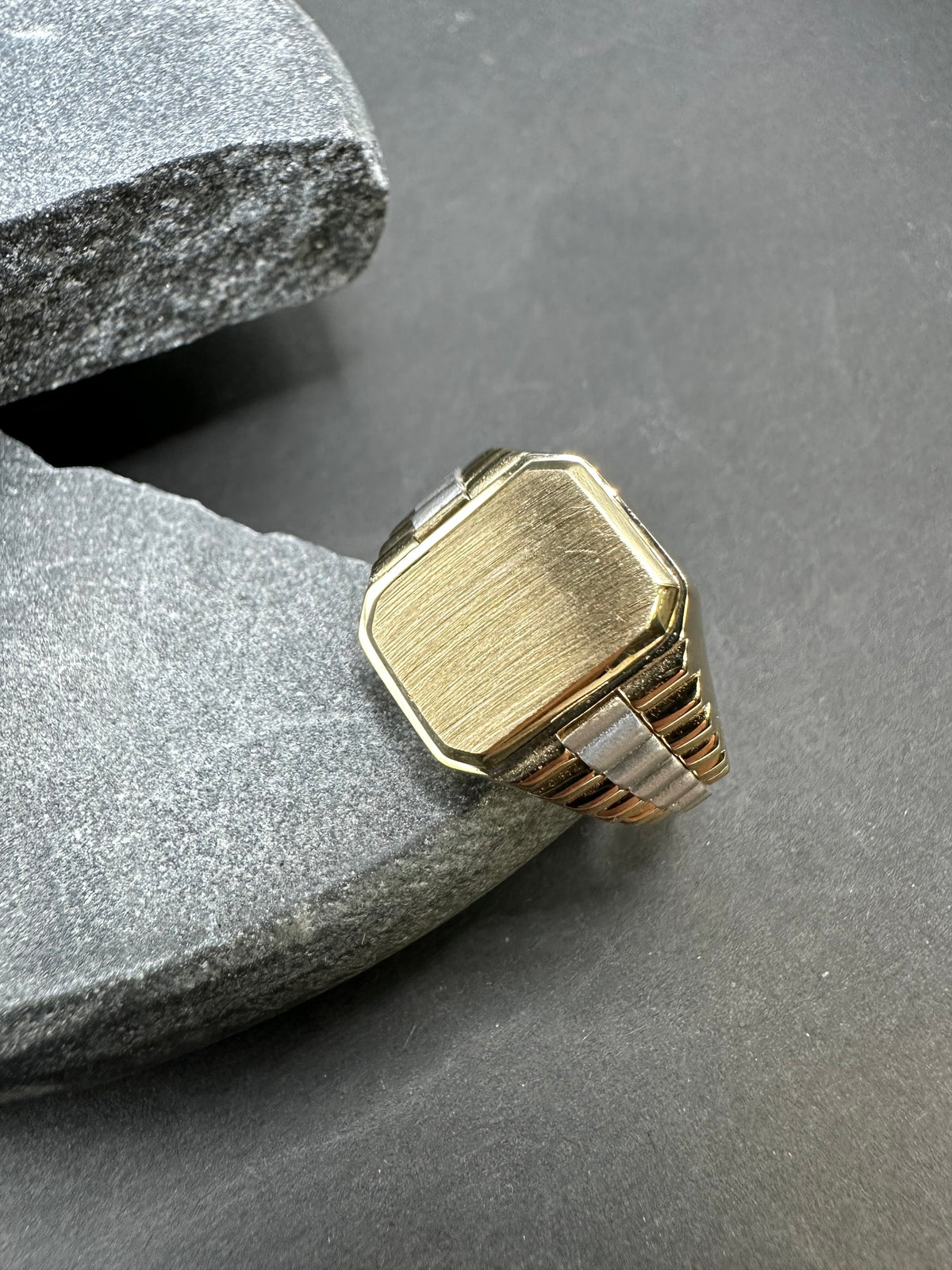 14K Gouden Stevige Bicolor Zegelring met Matte Bewerking
