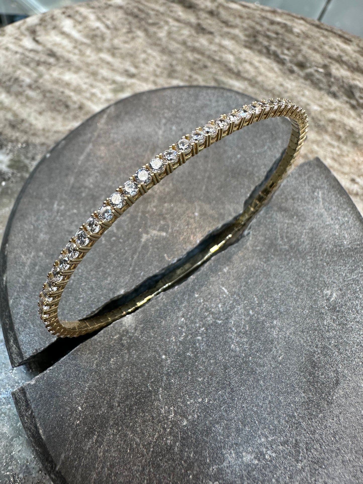Prachtige 14K Gouden Tennis Bangle Armband met Zirkonia – Luxe & Elegant