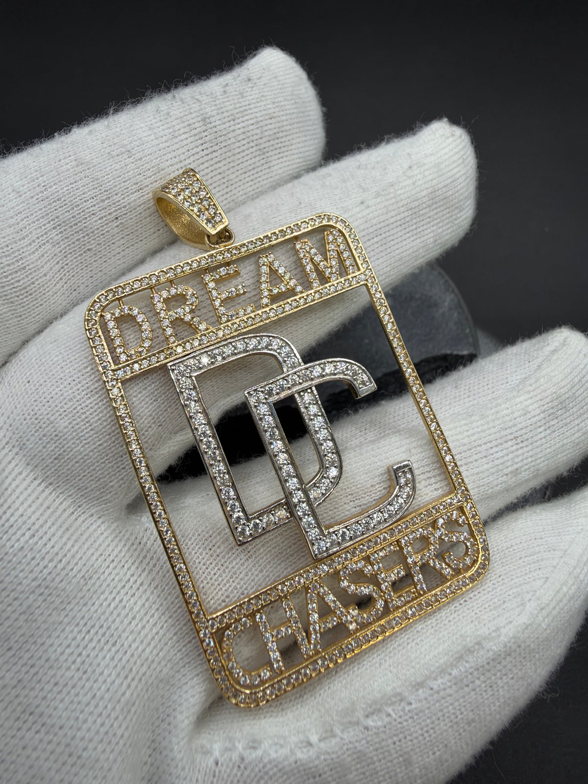 14K Gouden Iced Dream Chasers Hanger – 37,5 × 63 mm