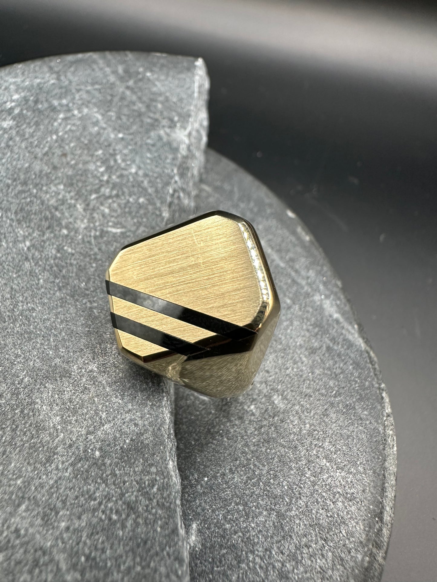 14K Gouden Klassieke Zegelring met Onyx Lagensteen – Tijdloos & Stijlvol