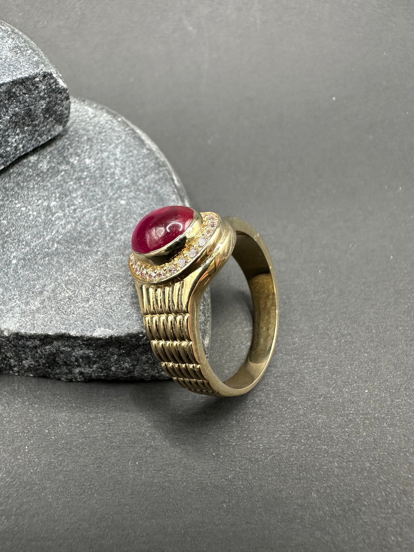 14K Gouden Massieve Ring met Rode Edelsteen en Zirkonia – Maat 21,5