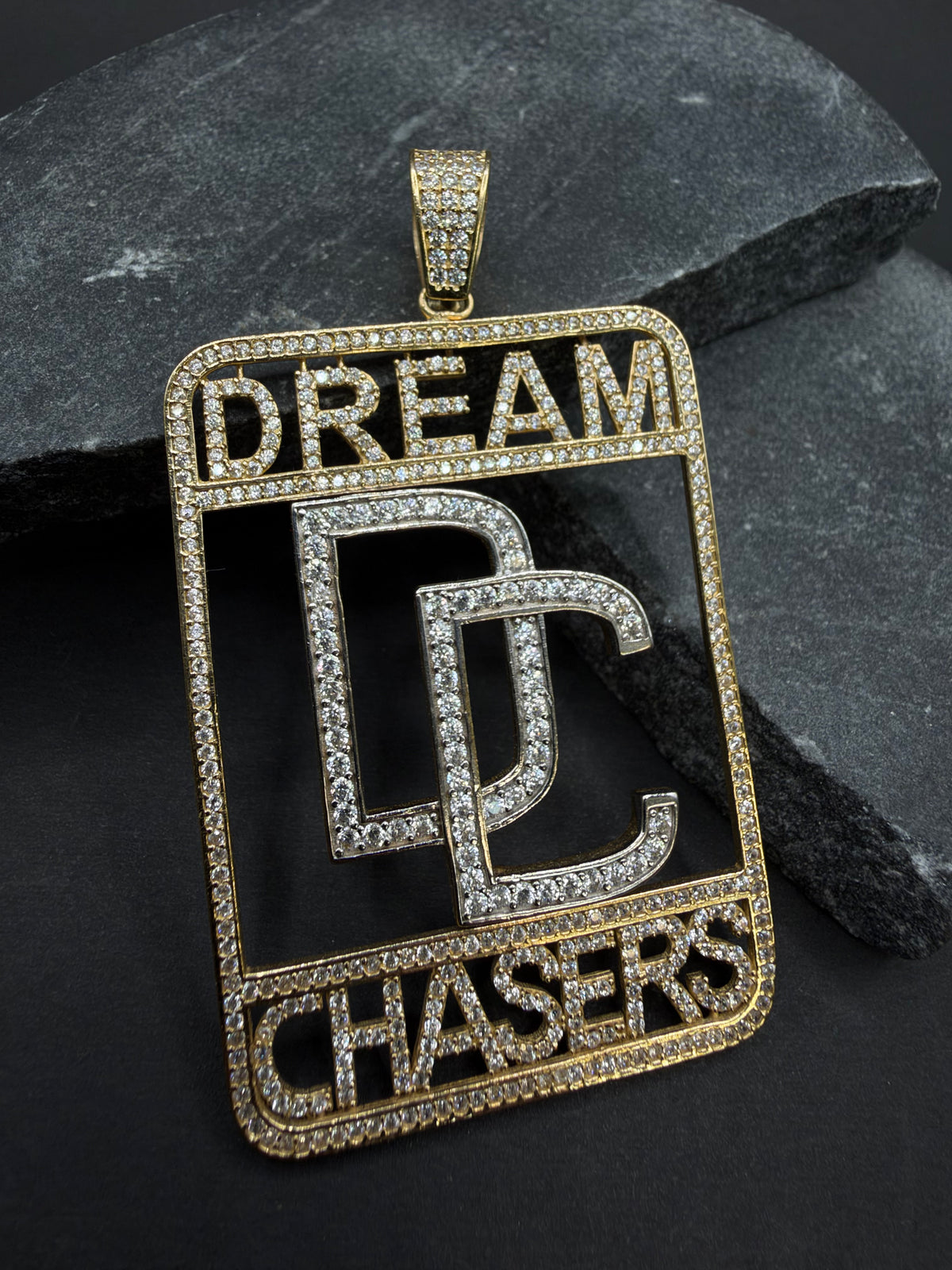 14K Gouden Iced Dream Chasers Hanger – 37,5 × 63 mm