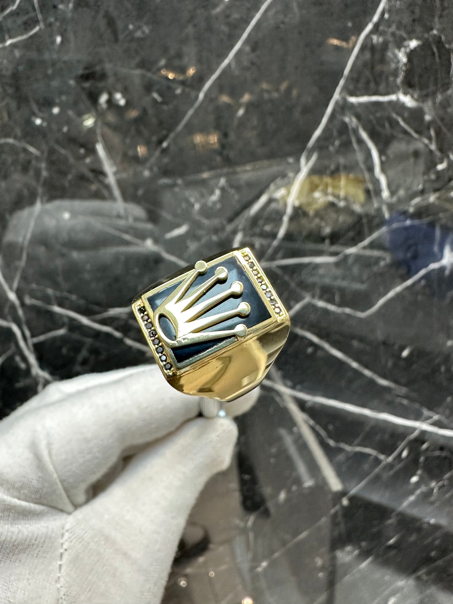 18K Gouden Kroon Ring met Gelaagde Onyx Steen
