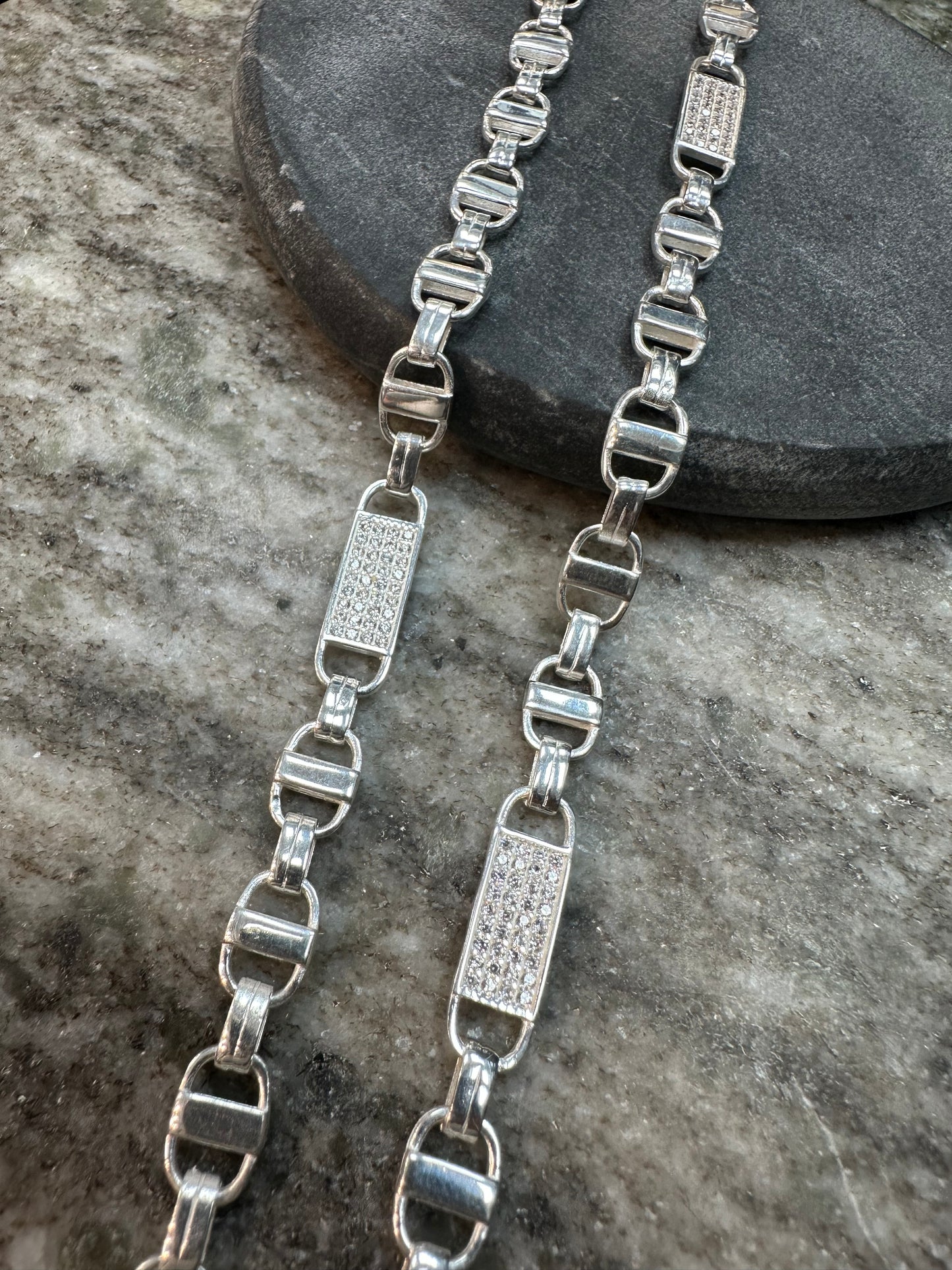 Prachtige 925 Zilveren Platte Magnum Ketting – 70 cm | 8 mm | Iced met Zirkonia
