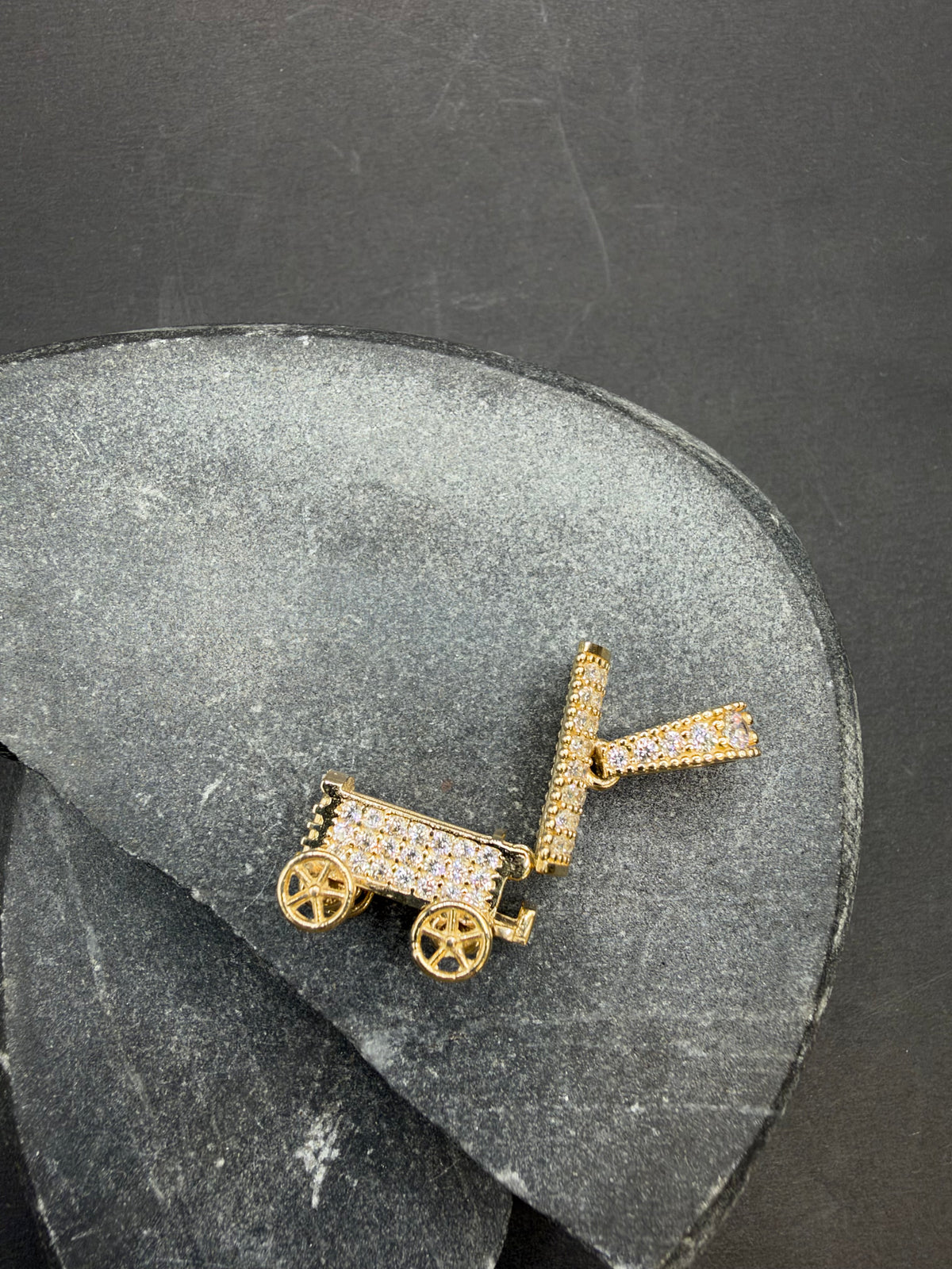 14K Gouden Woonwagen Hanger met Zirkonia – Handgemaakt