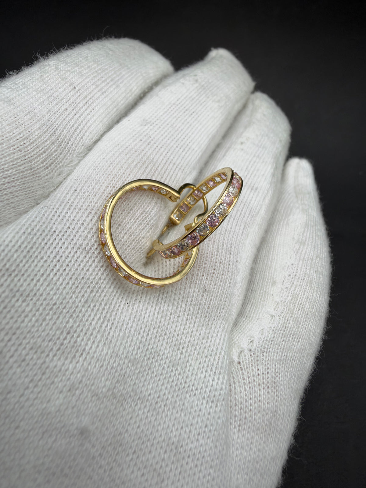 14K Gouden Oorbellen met Roze en Witte Steentjes – Ø 18 mm