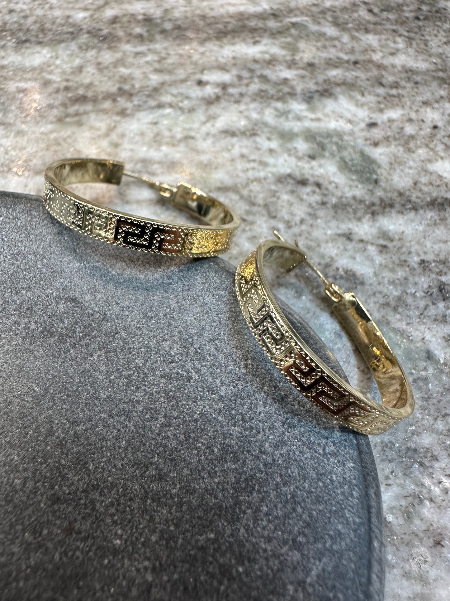 Prachtige 14K Gouden Creolen met Griekse Tekens – 27,8 mm | Tijdloos & Elegant