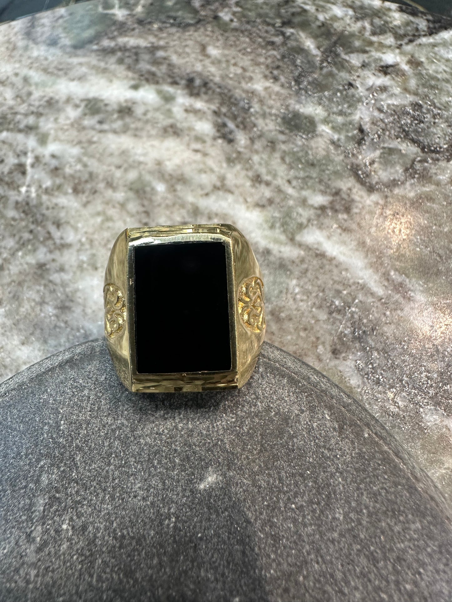 18K Gouden XL Zegelring met Gelaagde Onyx Steen – Maat 20