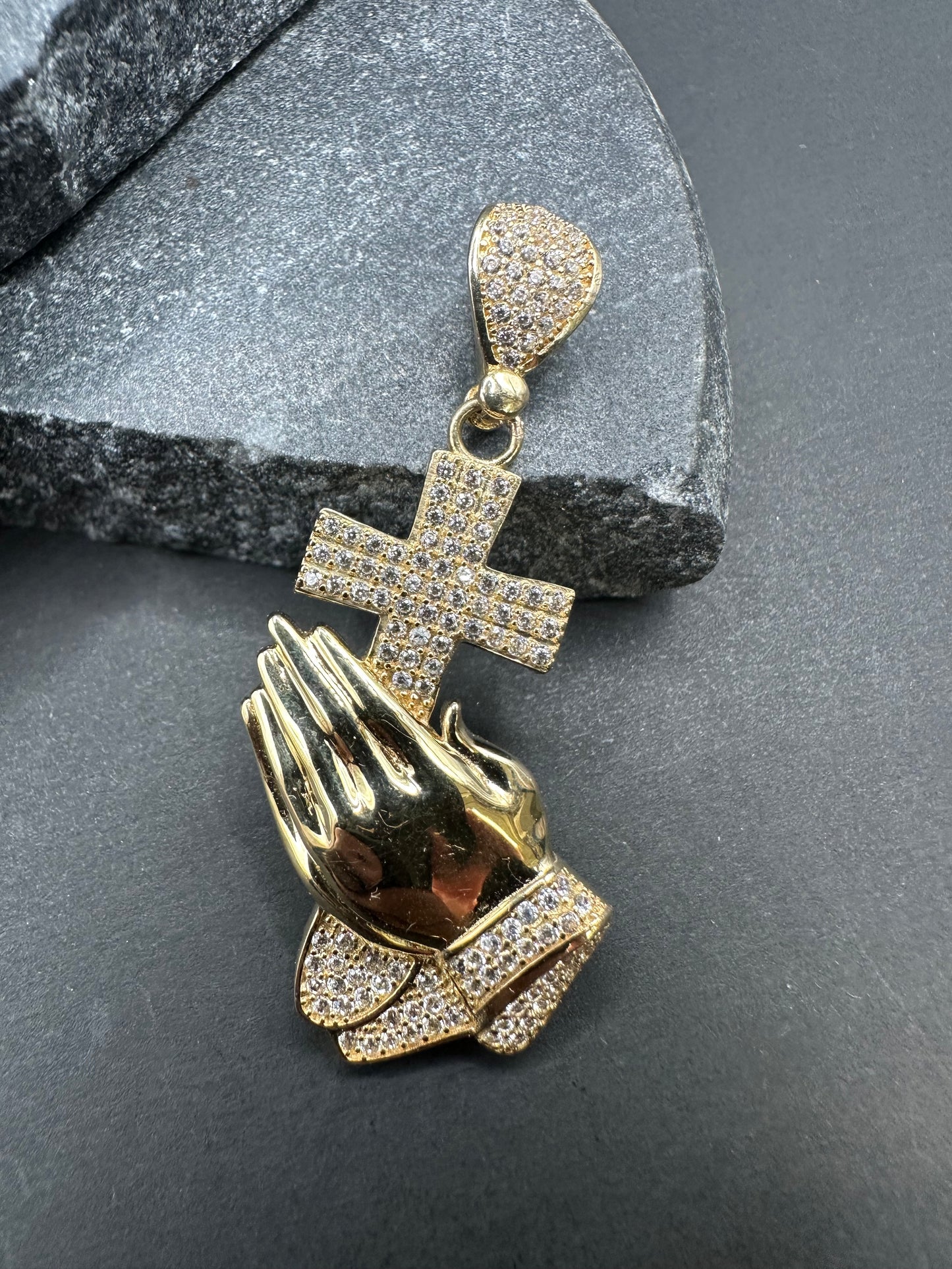 14K Gouden Kruis in Hand Hanger met Zirkonia