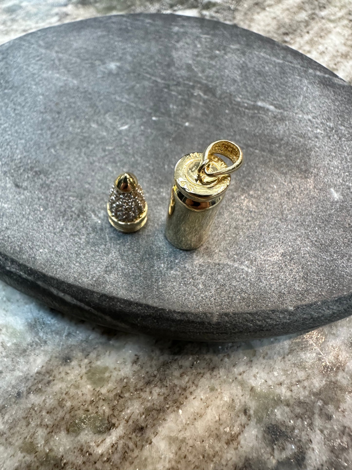 14K Gouden Magnum .45 Kogelhanger – Bezet met Zirkonia | Geheime Compartiment | 33 mm