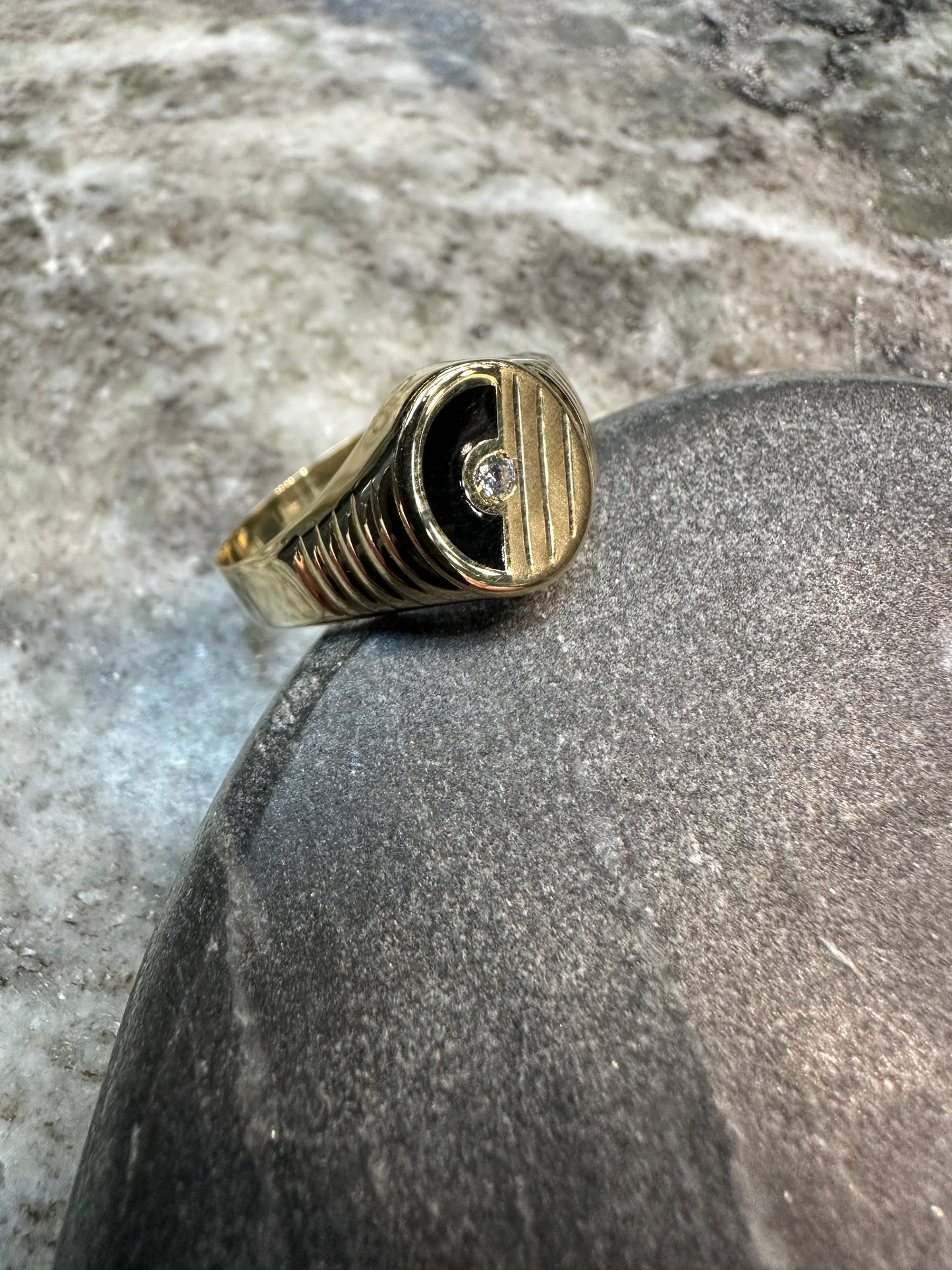 Prachtige 14K Gouden Ovale Zegelring met Onyx & Zirkonia – Luxe & Tijdloos