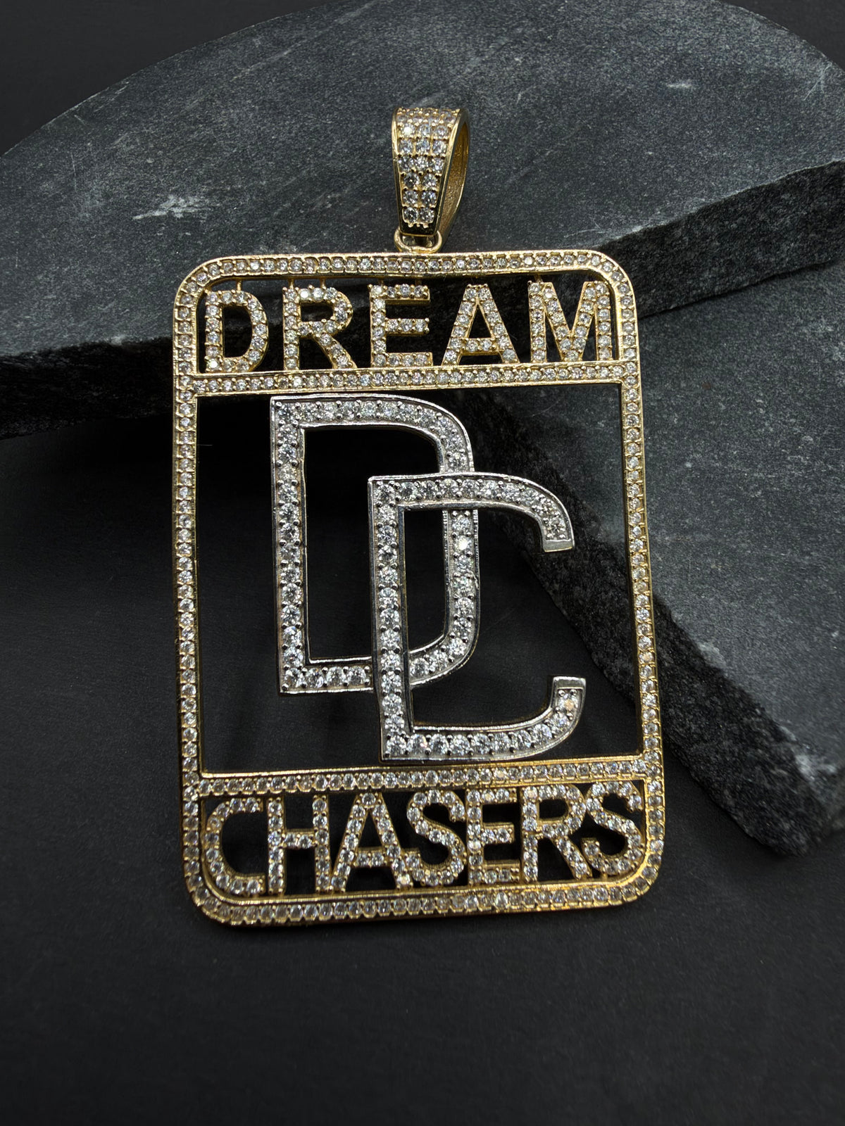 14K Gouden Iced Dream Chasers Hanger – 37,5 × 63 mm