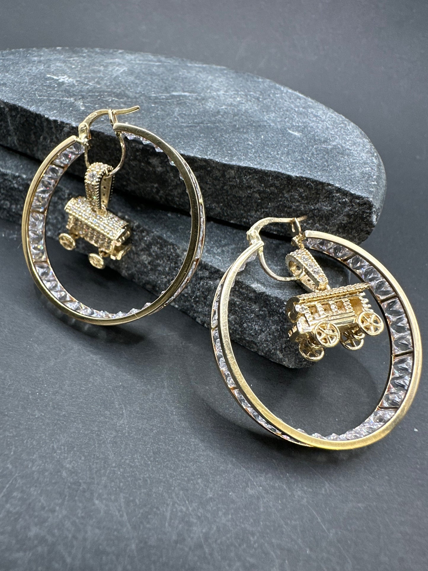 14K Gouden Woonwagen Oorbellen met Zirkonia – 34 mm