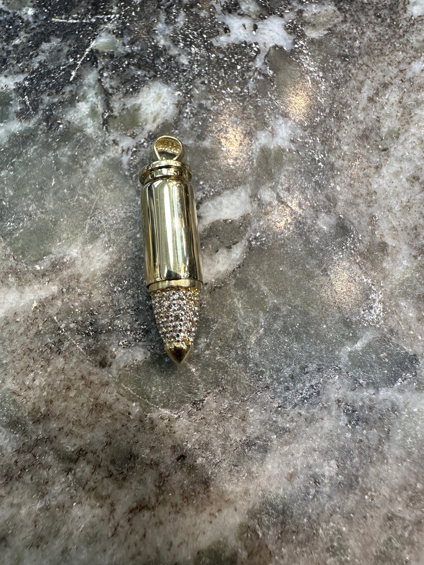 14K Gouden Magnum .45 Kogelhanger – Bezet met Zirkonia | Geheime Compartiment | 33 mm