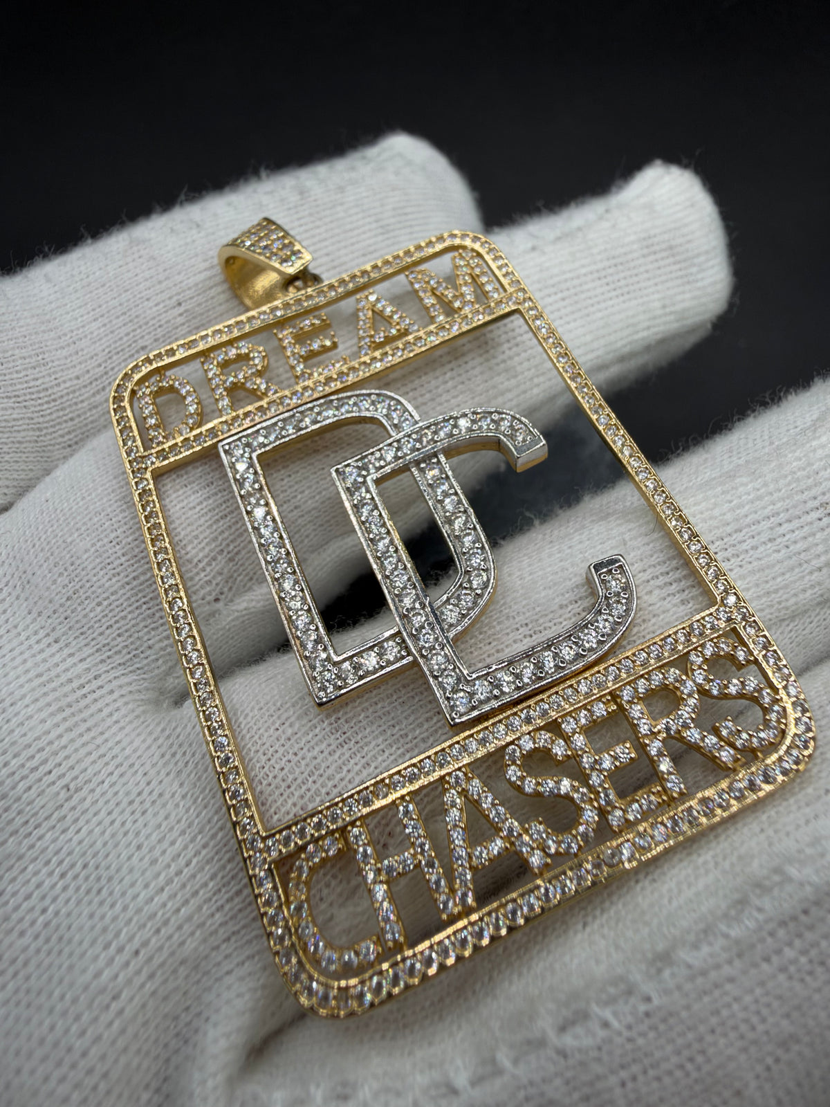 14K Gouden Iced Dream Chasers Hanger – 37,5 × 63 mm