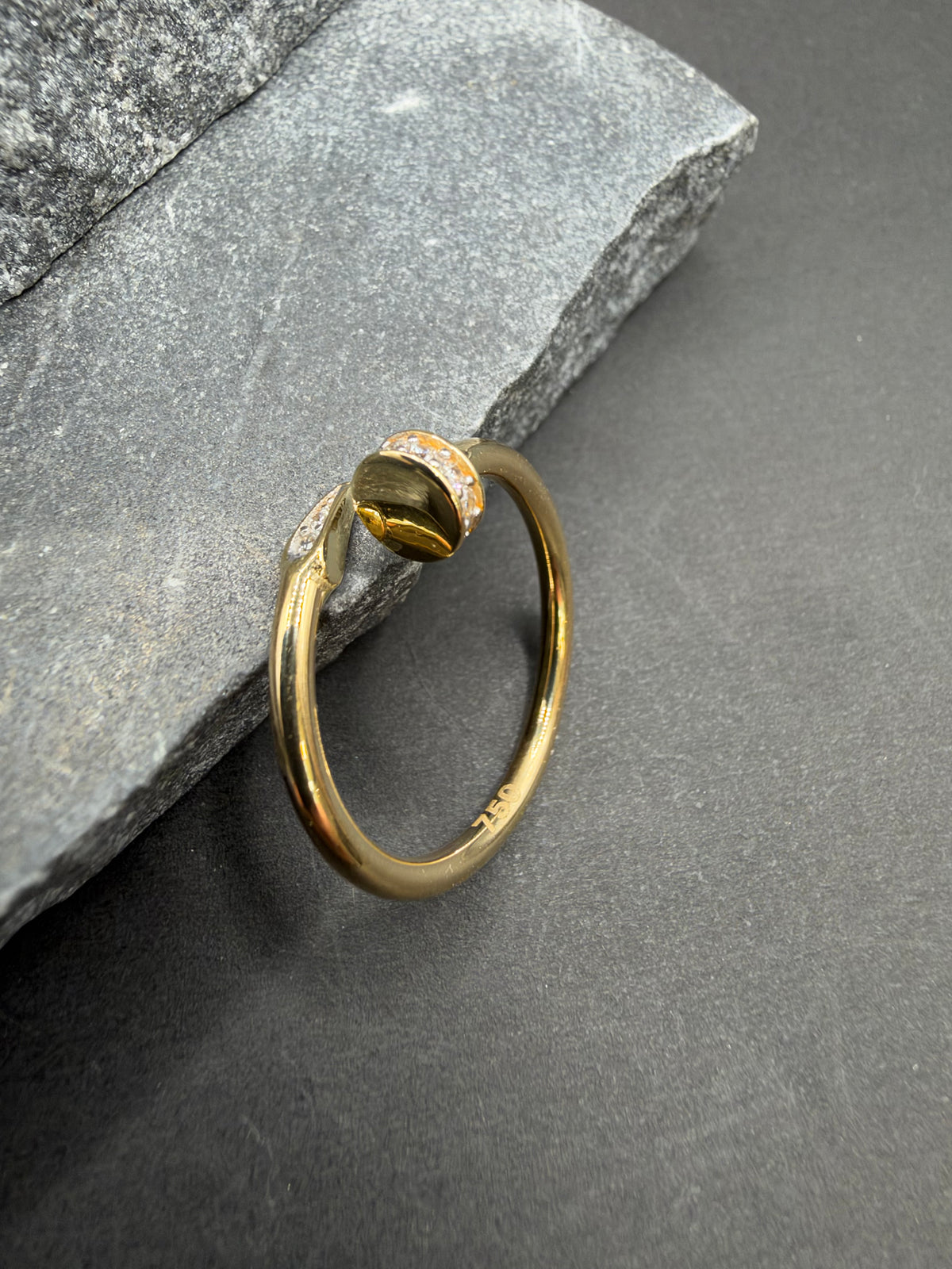 18K Gouden Spijkerring met Zirkonia – Maat 18