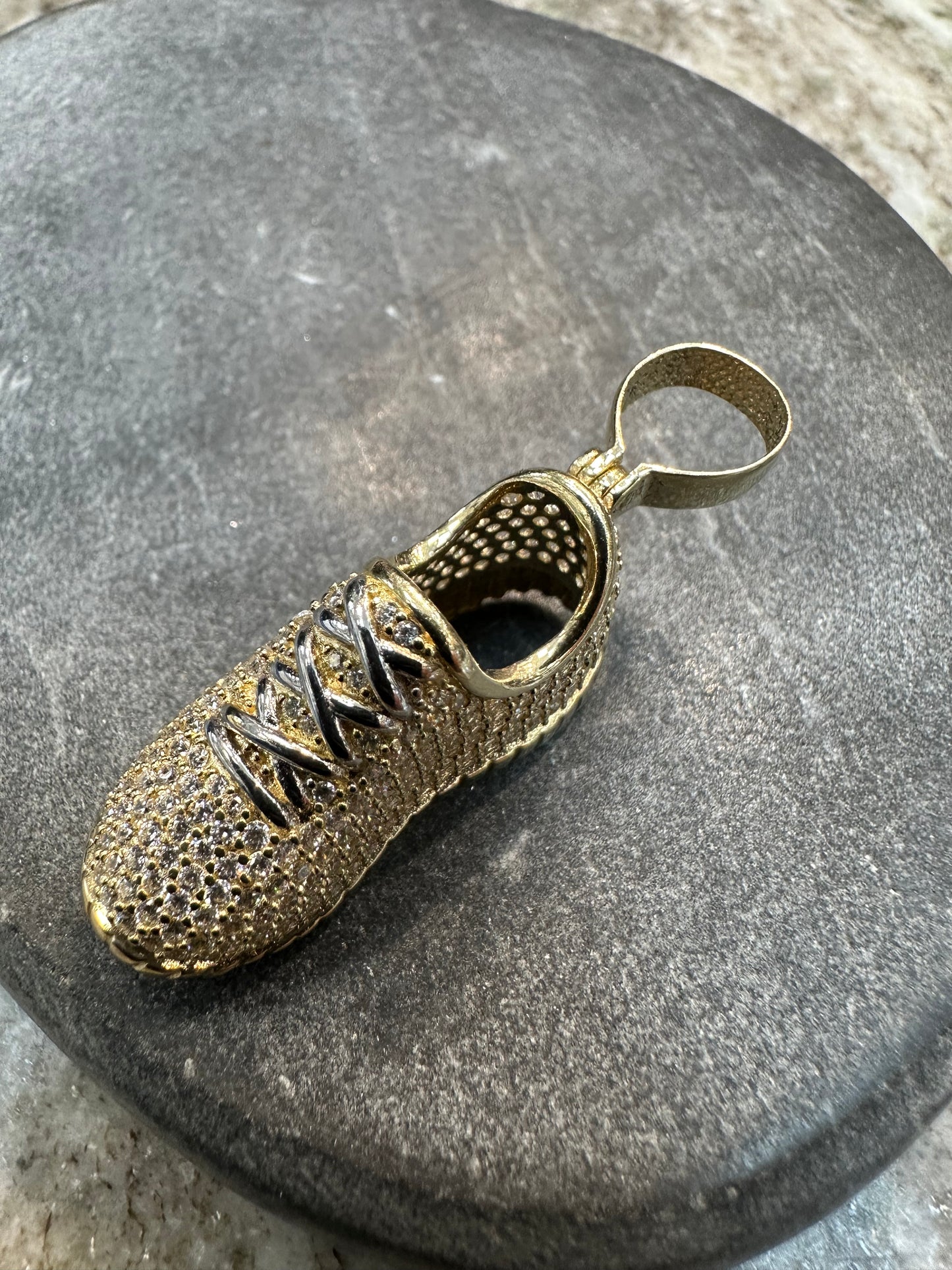 Prachtige 14K Gouden Sneaker Hanger – Iced met Zirkonia | 11,6 mm breed | 45,5 mm lang