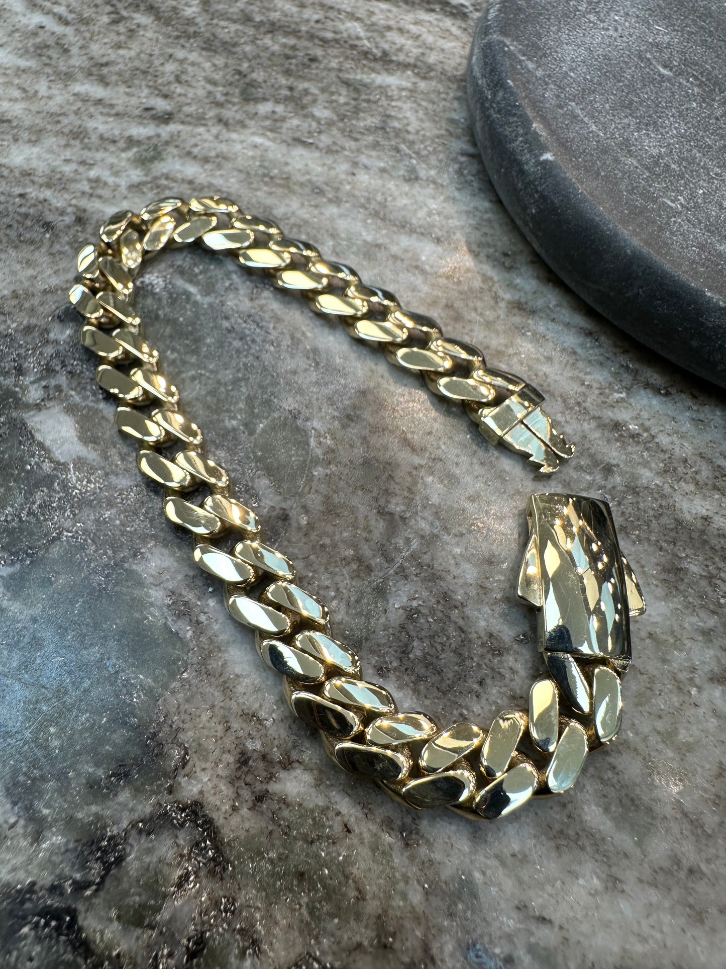 Prachtige 14K Gouden Cubaan Armband – 20,5 cm | 8,7 mm | Tijdloos & Stoer