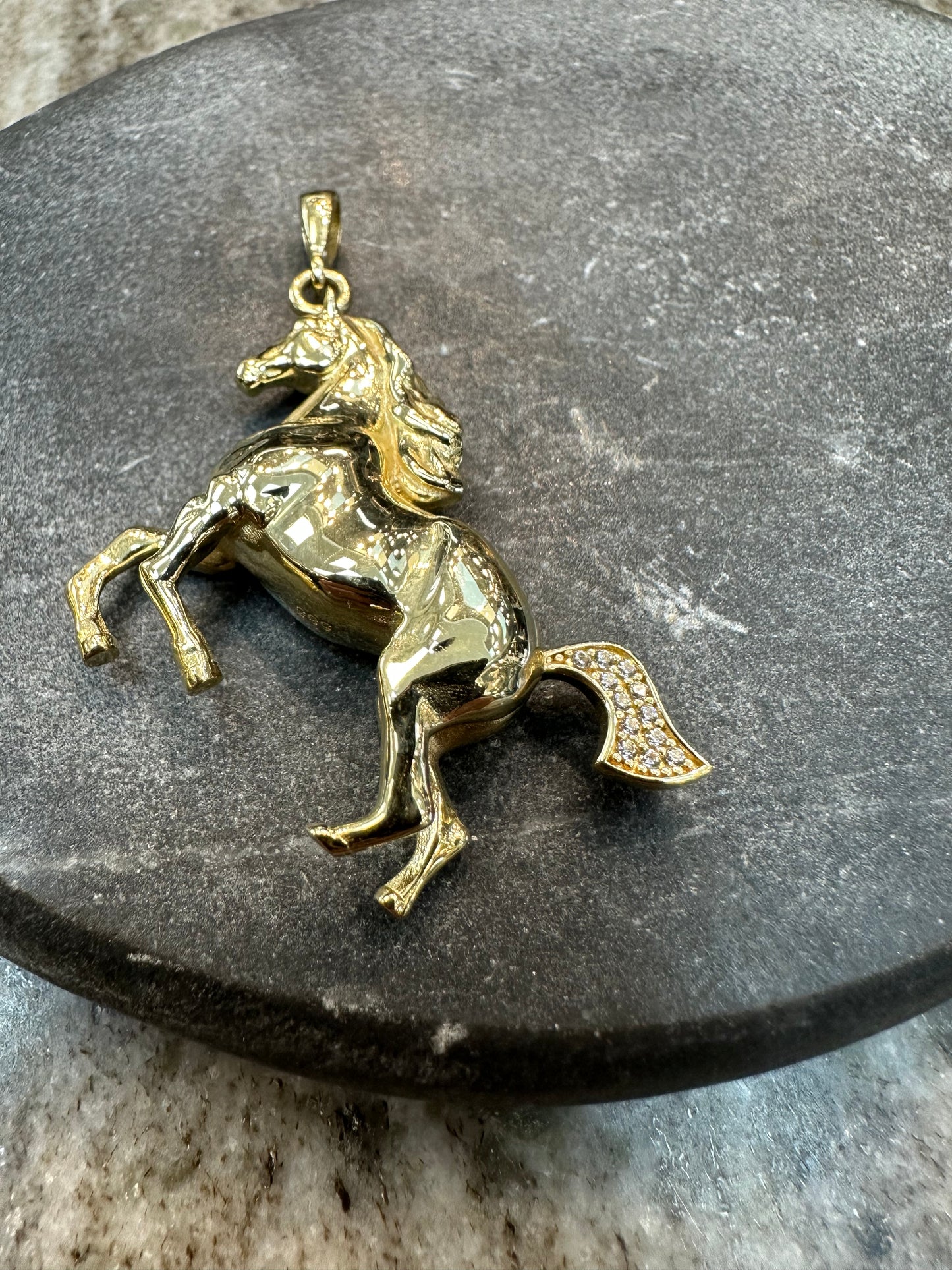 Prachtige 14K Gouden Paard Hanger – 35,8 mm breed | 47,1 mm lang | Gedetailleerd & Luxe