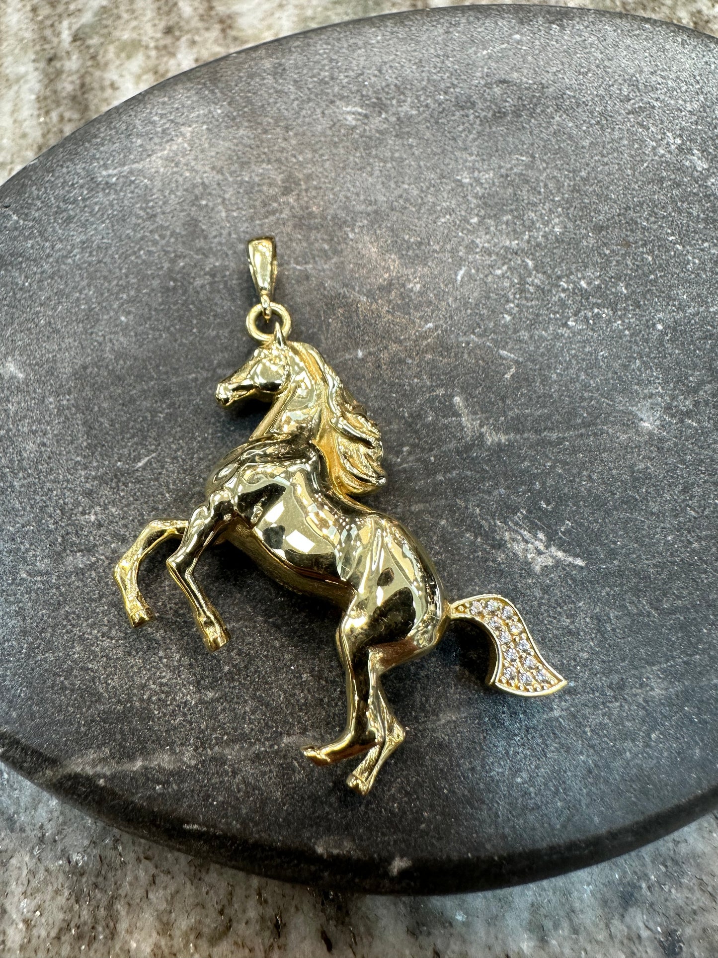 Prachtige 14K Gouden Paard Hanger – 35,8 mm breed | 47,1 mm lang | Gedetailleerd & Luxe