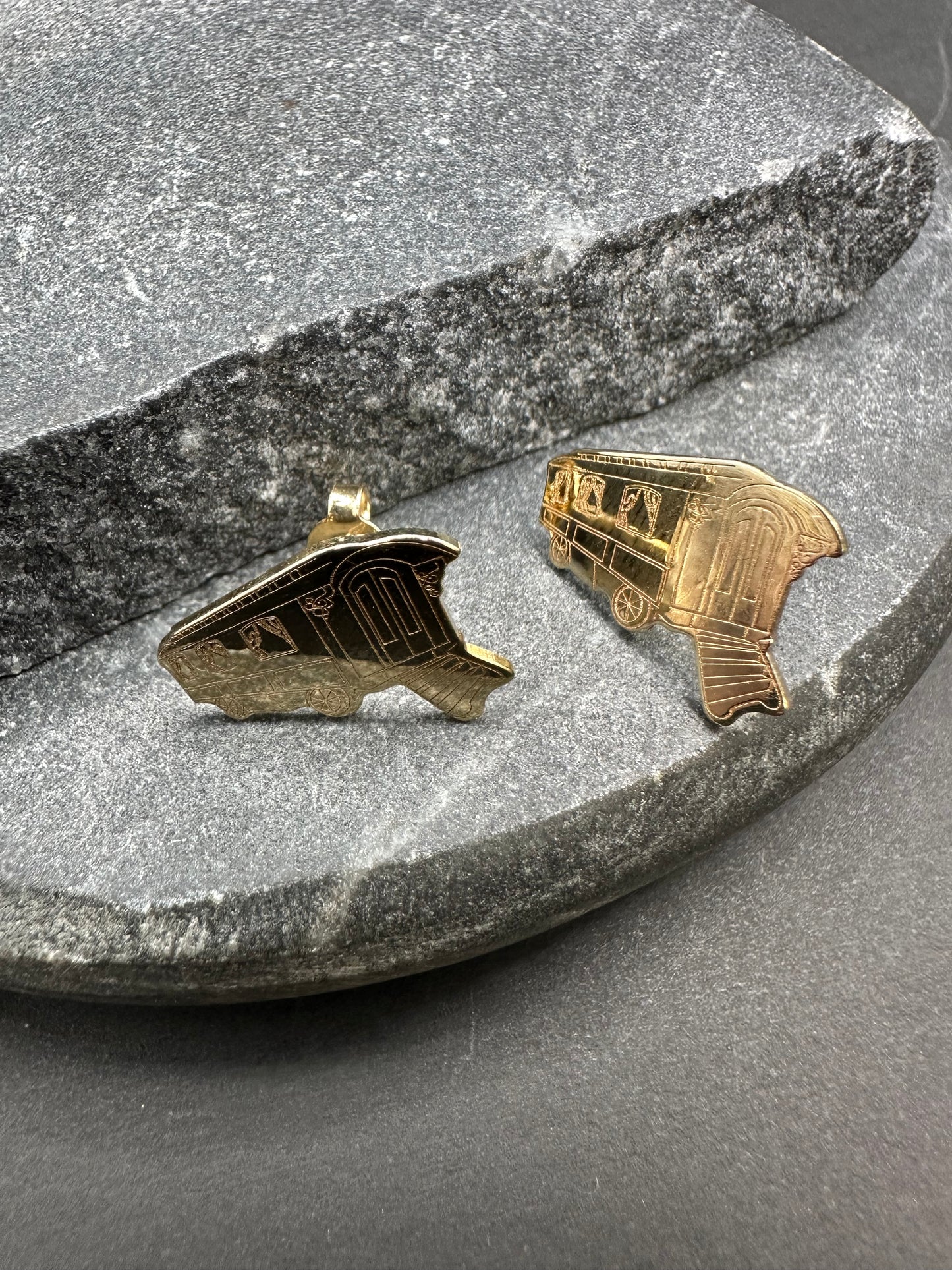 14K Gouden Woonwagen Knopjes Oorbellen – 16,3 mm