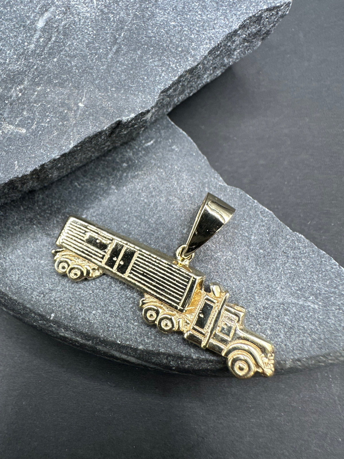 14K Gouden Vrachtwagen Hanger – 41 mm x 25 mm