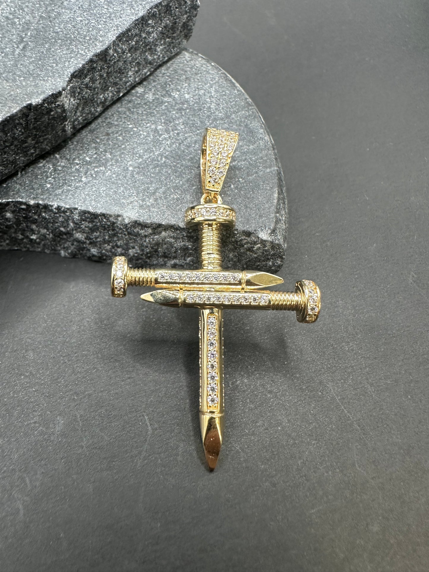 14K Gouden Spijker Kruis Hanger met Zirkonia