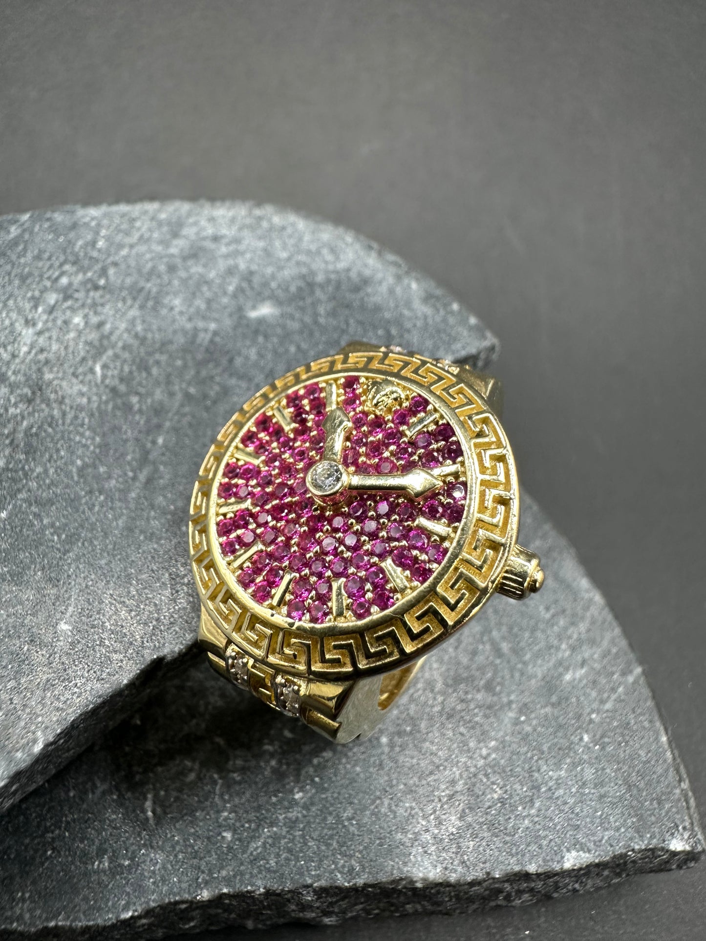 14K Gouden Iced Klok Ring met Robijnen – Maat 21