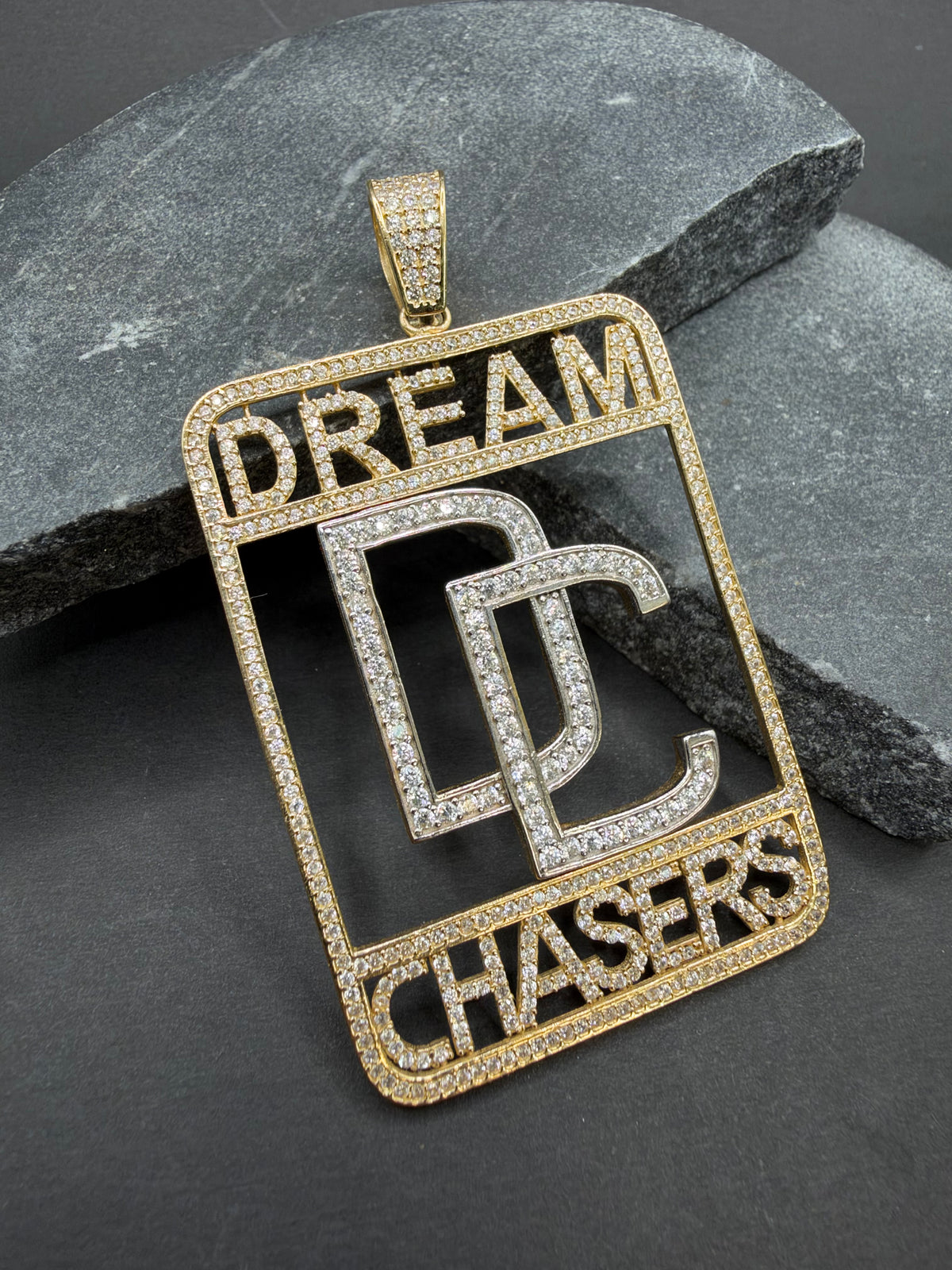 14K Gouden Iced Dream Chasers Hanger – 37,5 × 63 mm