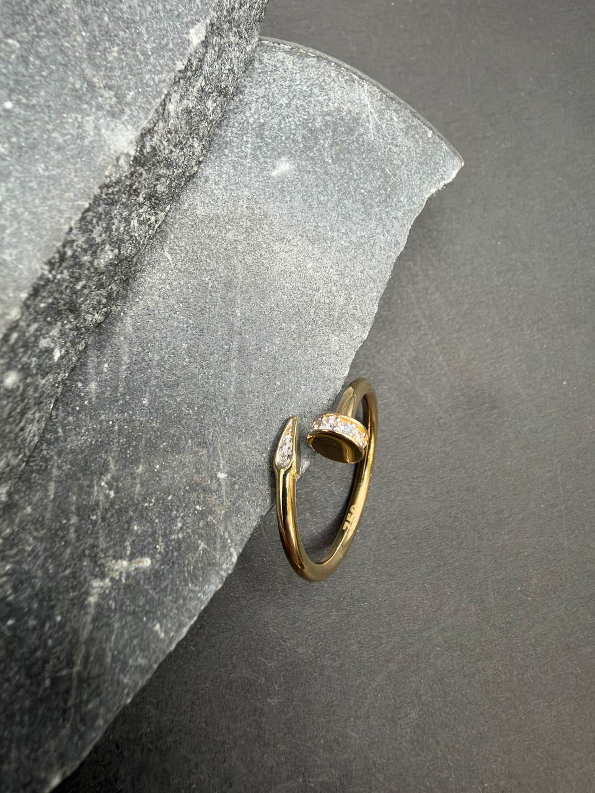 18K Gouden Spijkerring met Zirkonia – Maat 18