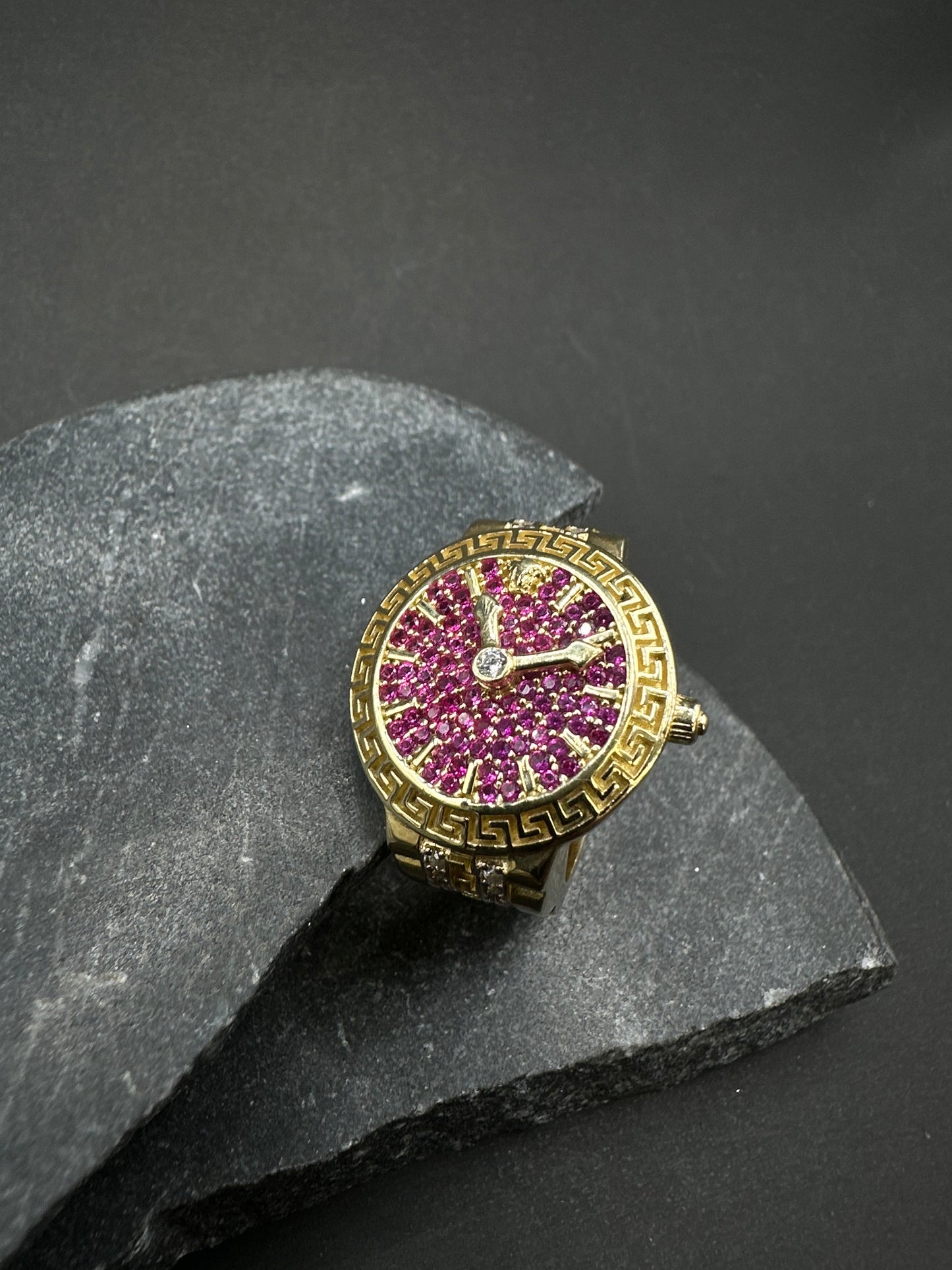 14K Gouden Iced Klok Ring met Robijnen – Maat 21