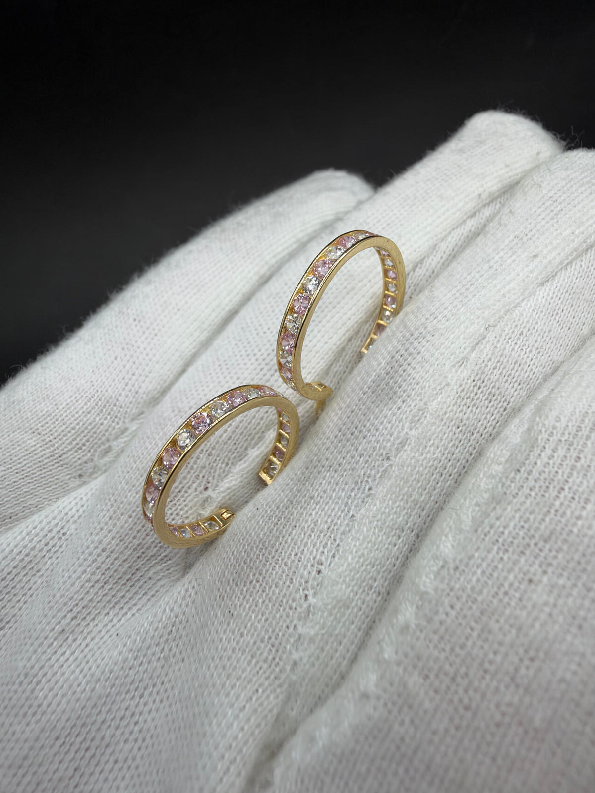 14K Gouden Oorbellen met Roze en Witte Steentjes – Ø 18 mm