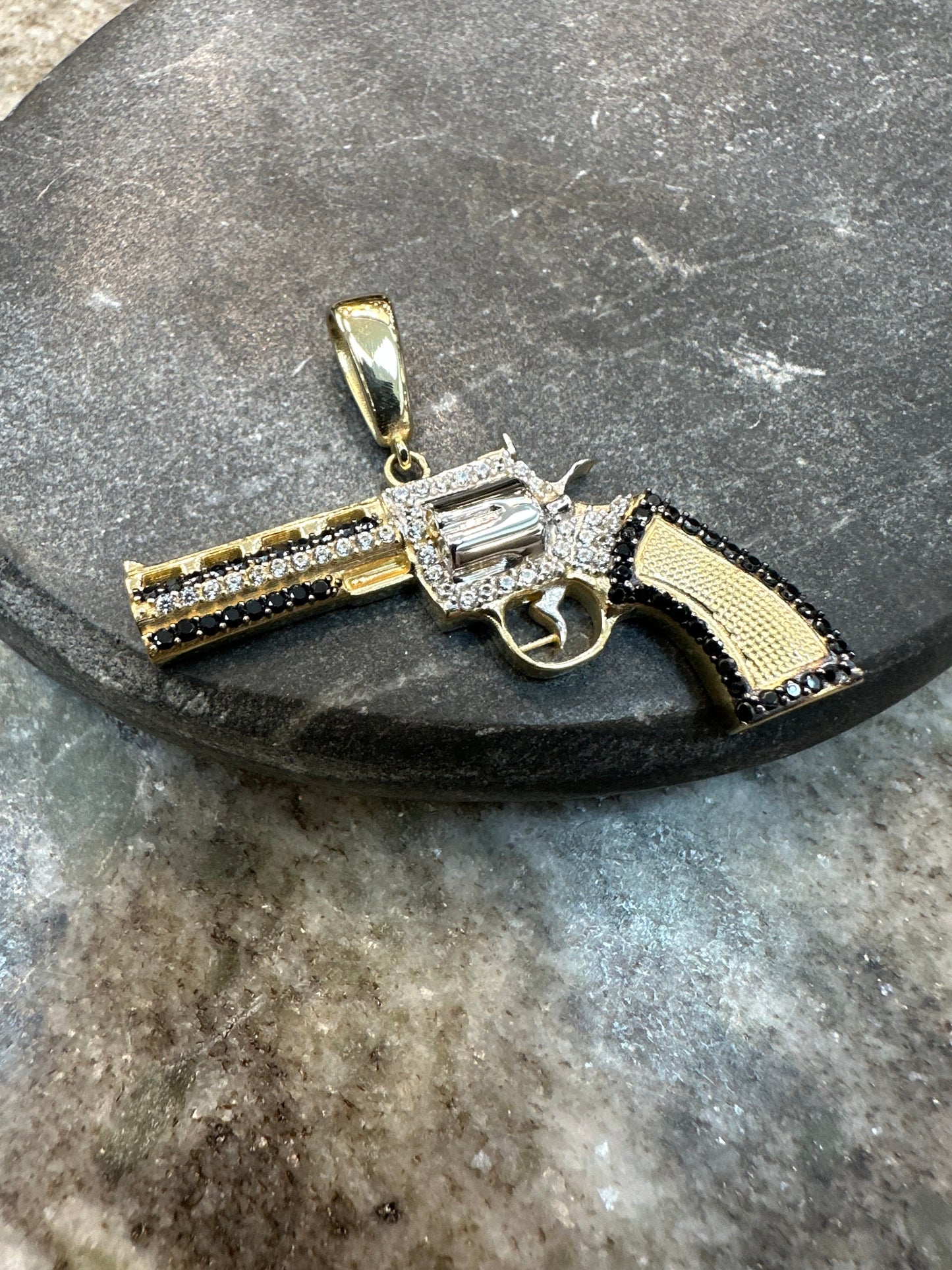 14K Gouden Gedetailleerde Revolver Hanger – Bicolor | Onyx & Zirkonia