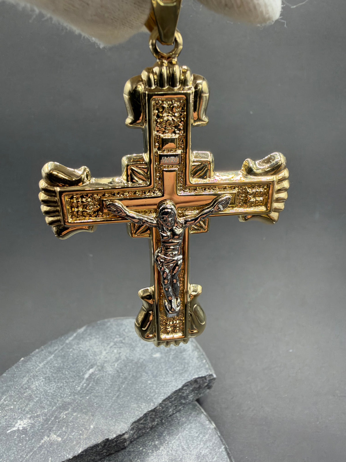 14K Gouden Kruishanger met Jezus in Witgoud – 51 × 86 mm