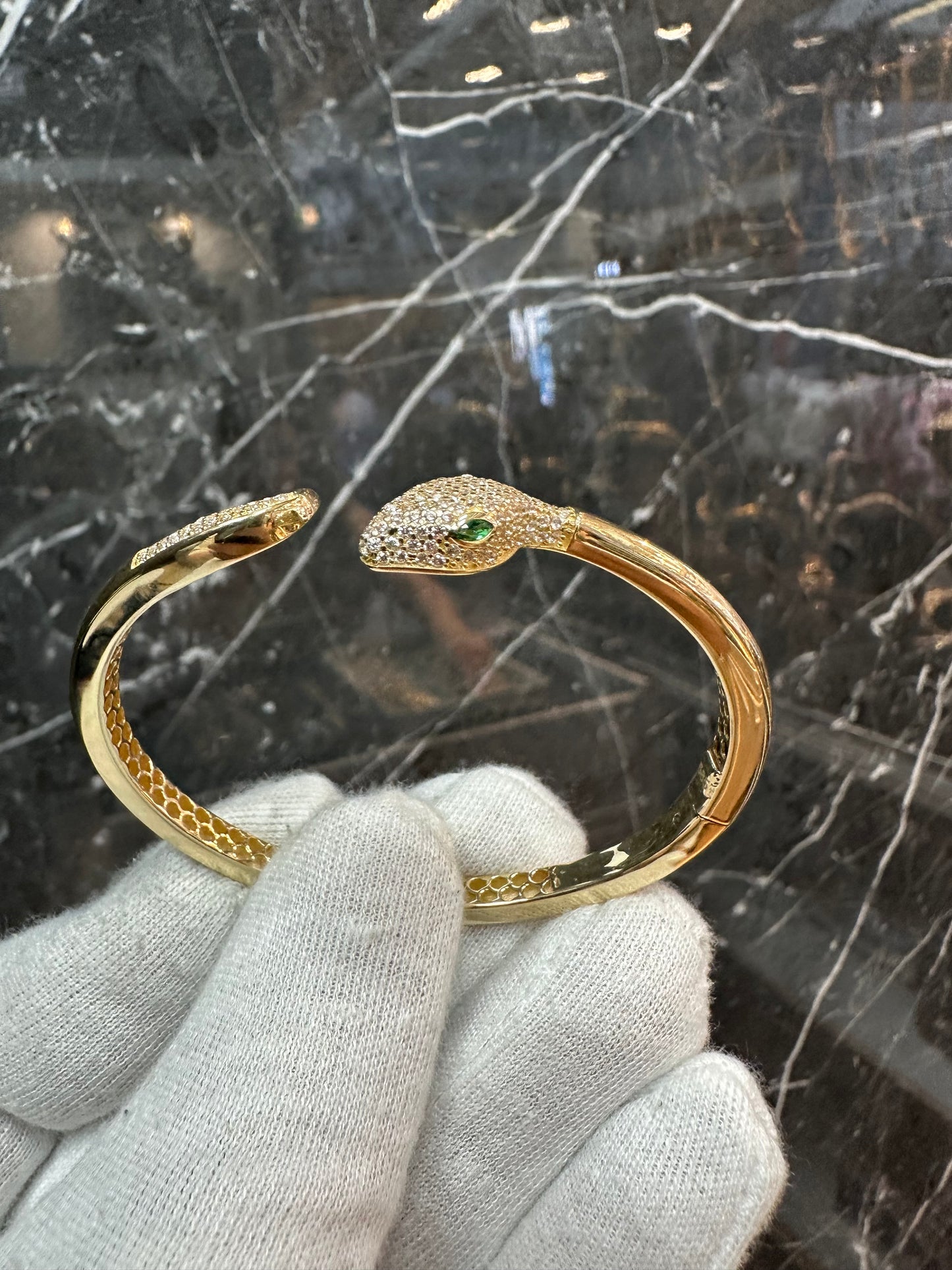 Prachtige 14K Gouden Slang Armband – Smaragd Oogjes & Zirkonia | Draaislot | Luxe & Uniek