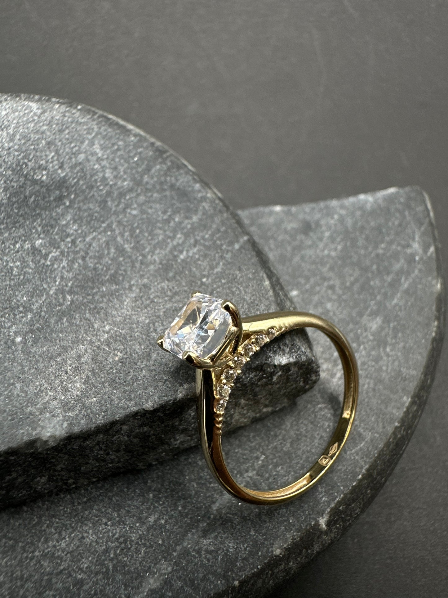14K Gouden Ring met Vierkante Zirkonia – Maat 18