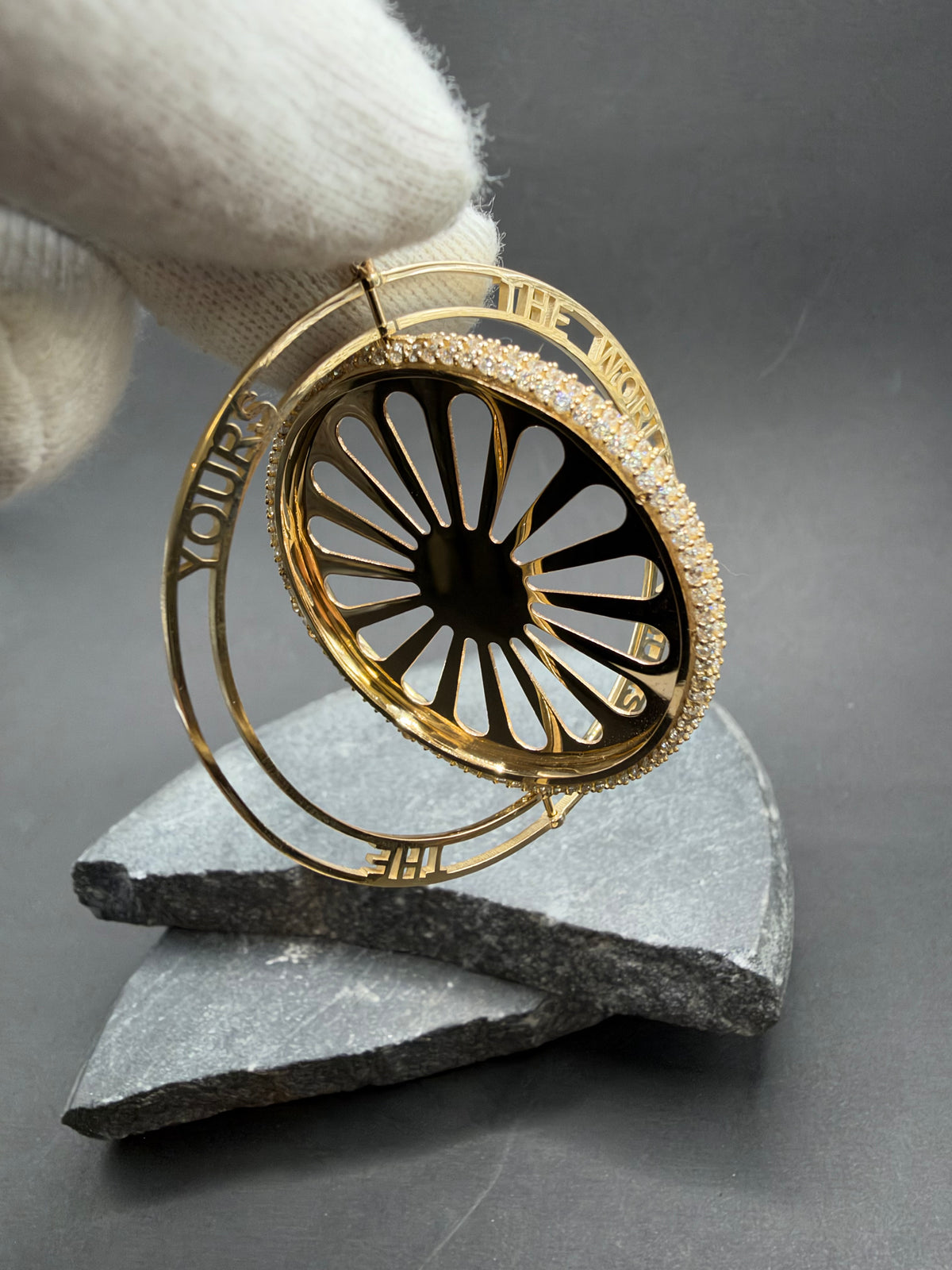 14K Gouden Woonwagenwiel Hanger – “THE WORLD IS YOURS” – Ø 50 mm