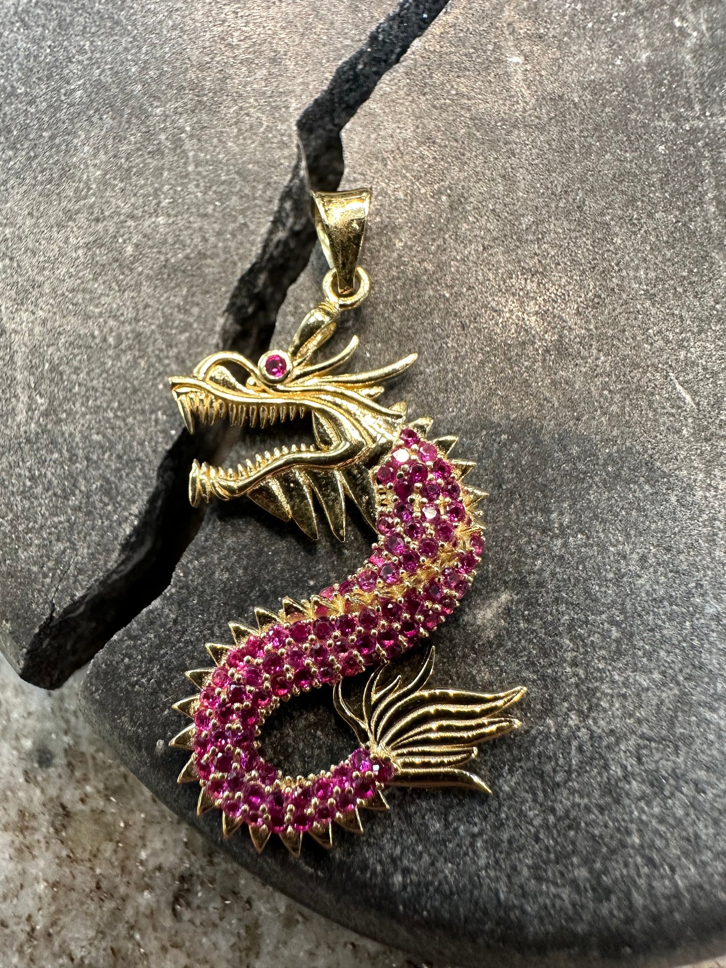 14K Gouden Draak Hanger – Bezet met Robijnen
