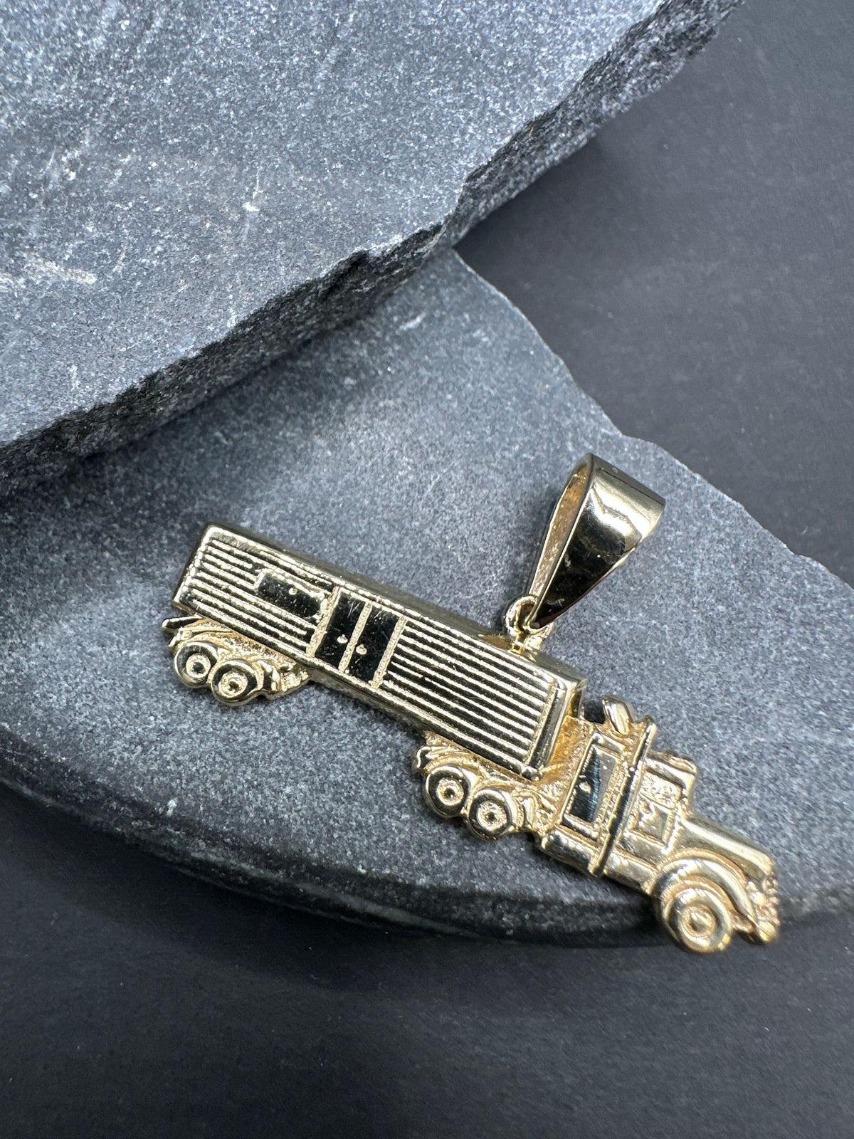 14K Gouden Vrachtwagen Hanger – 41 mm x 25 mm