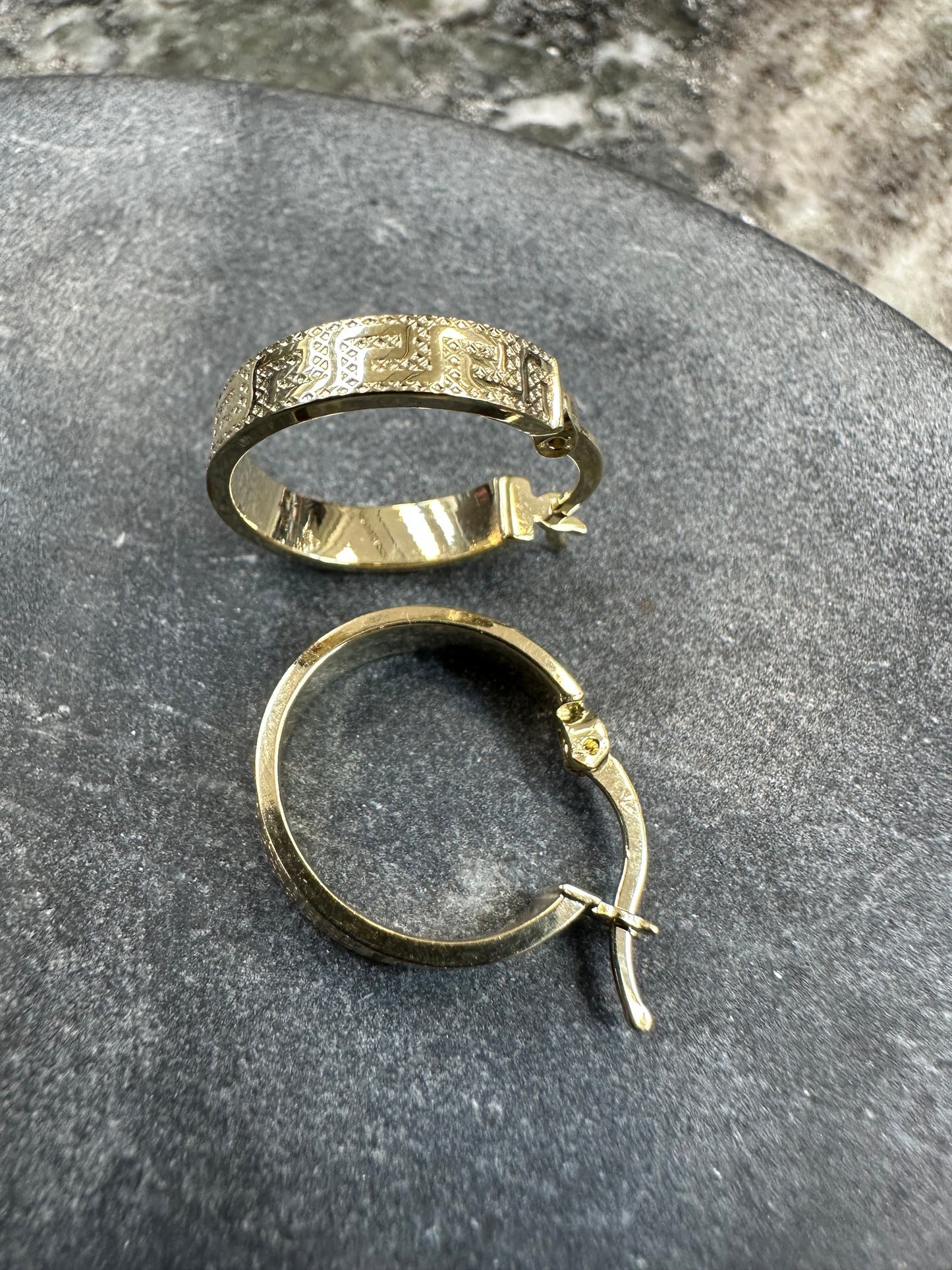 Prachtige 14K Gouden Oorbellen met Griekse Tekens – 17,3 mm | Elegant & Tijdloos