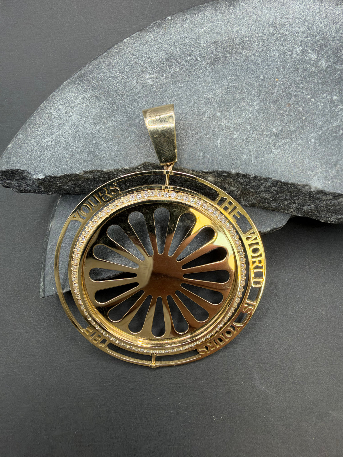 14K Gouden Woonwagenwiel Hanger – “THE WORLD IS YOURS” – Ø 50 mm