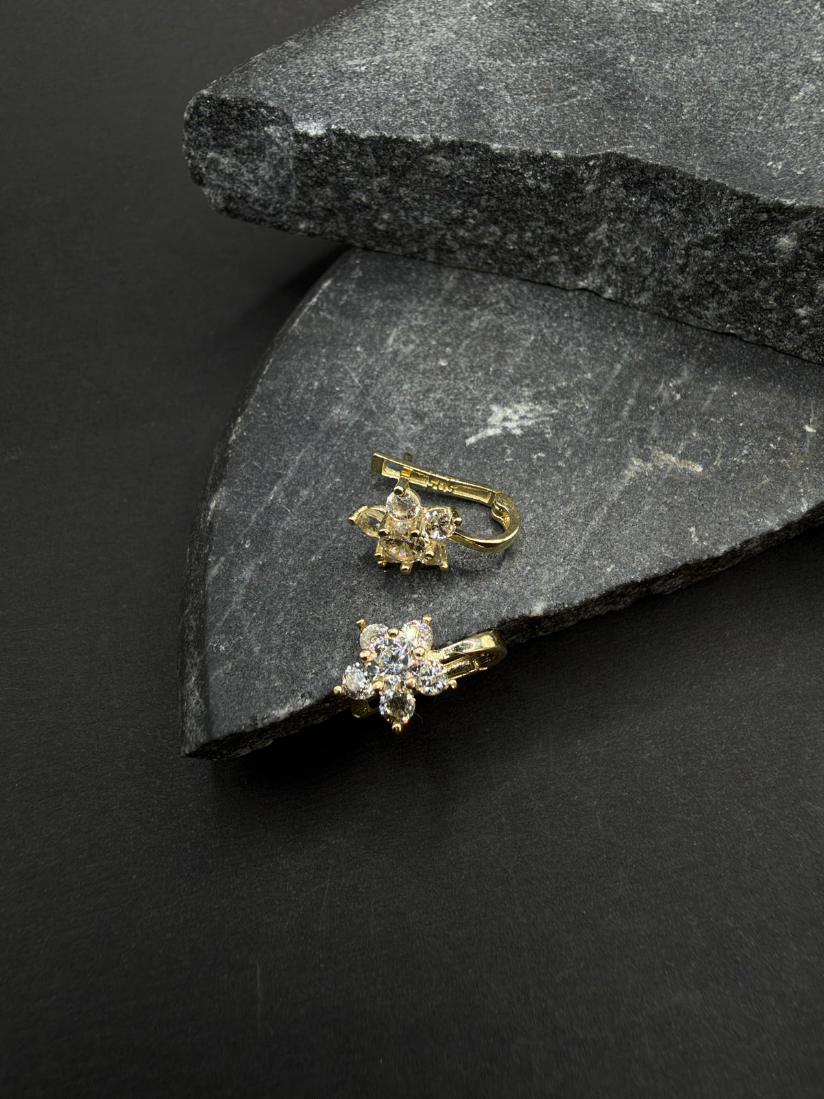 14K Gouden Bloemoorbellen met Edelstenen – 12 × 9 mm
