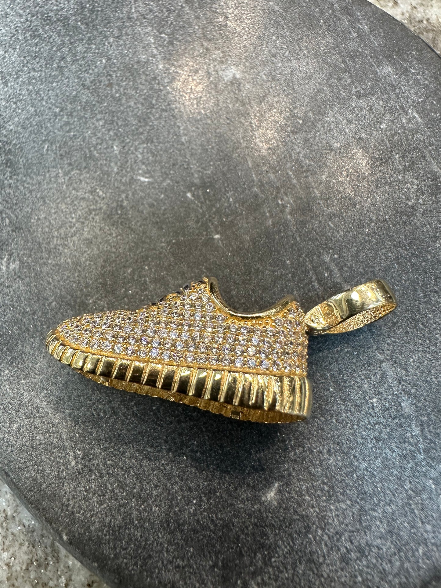 Prachtige 14K Gouden Sneaker Hanger – Iced met Zirkonia | 11,6 mm breed | 45,5 mm lang