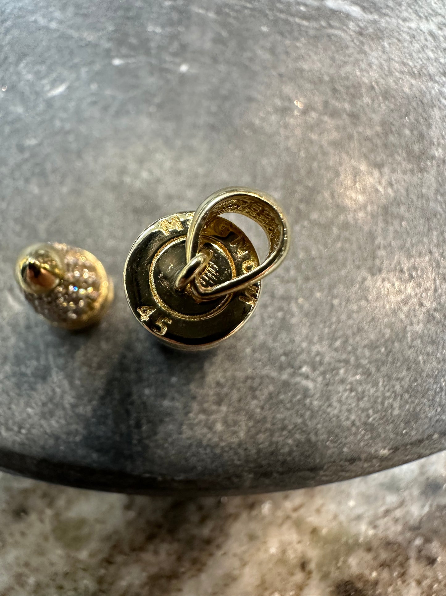 14K Gouden Magnum .45 Kogelhanger – Bezet met Zirkonia | Geheime Compartiment | 33 mm