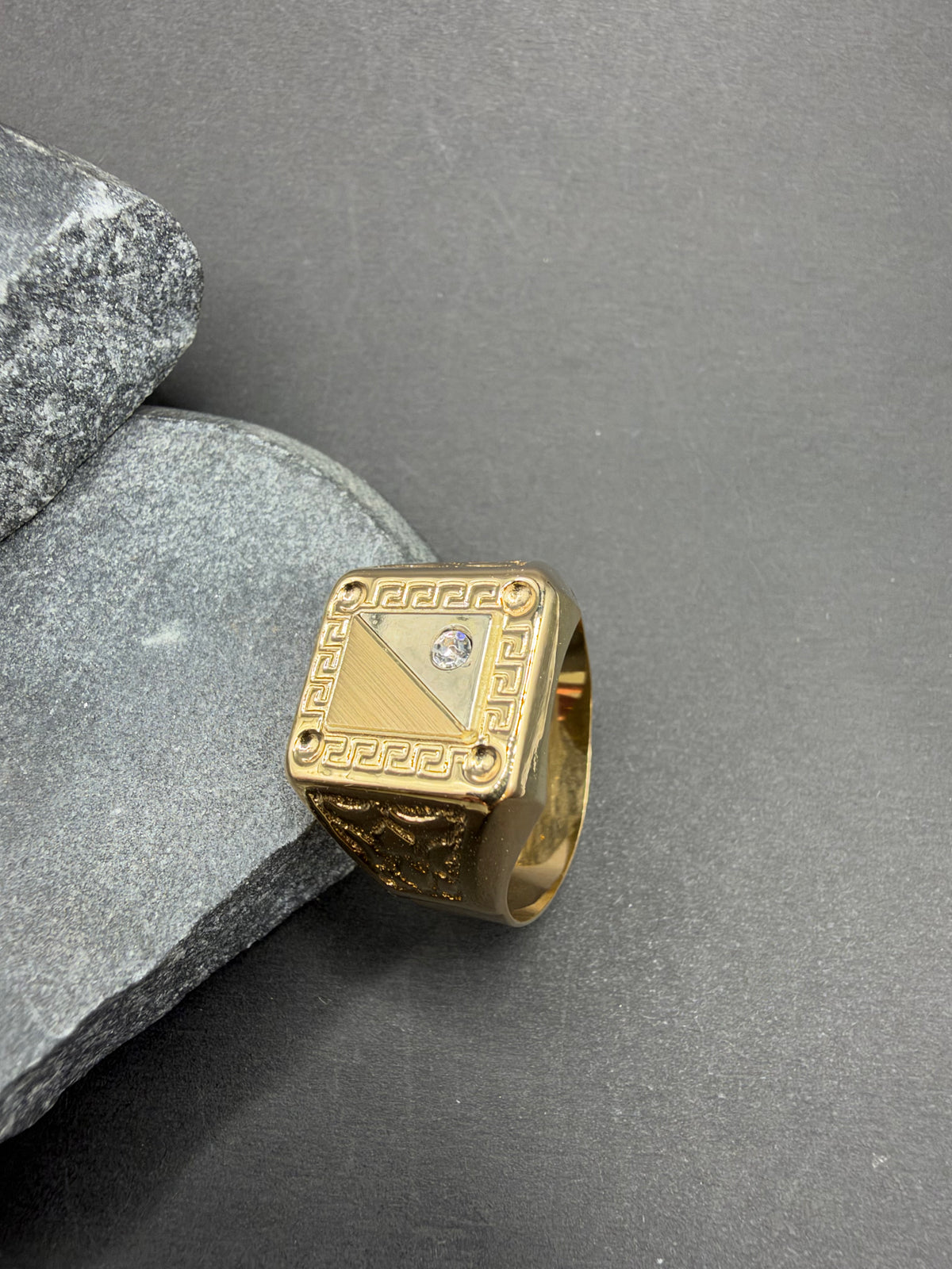 18K Gouden Ring met Meandrosbewerking en Zirkonia – Maat 21,5