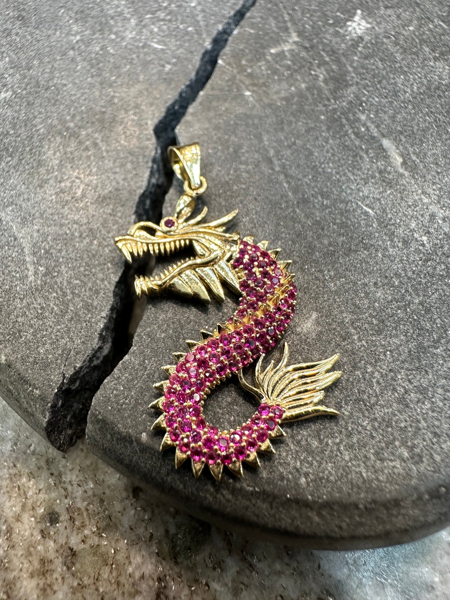 14K Gouden Draak Hanger – Bezet met Robijnen