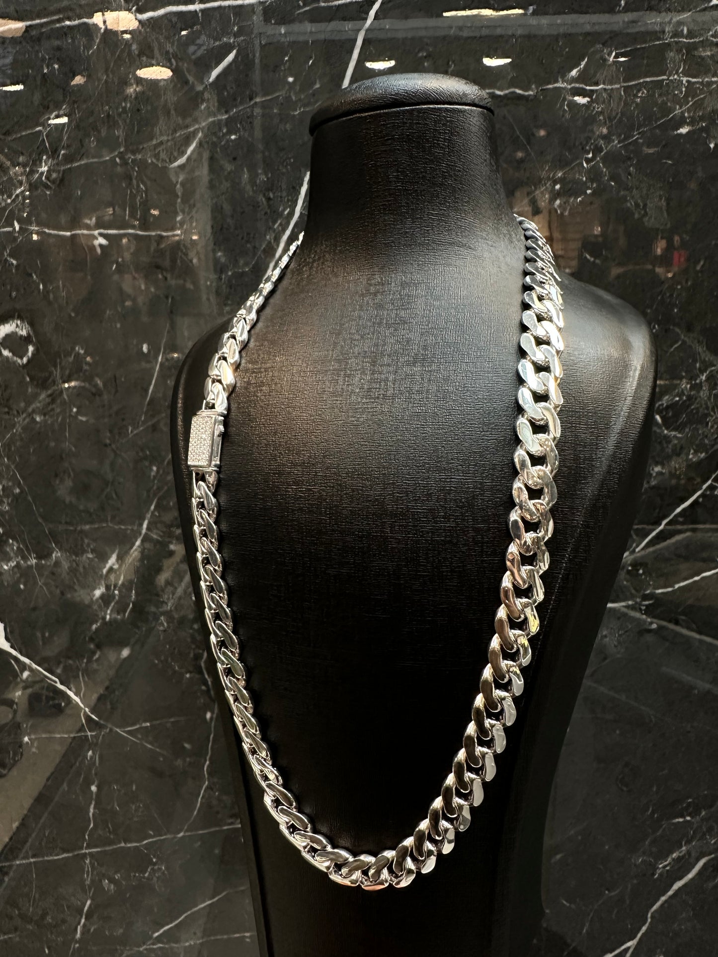 Prachtige 925 Zilveren Cuban Link Ketting – 61 cm | 12 mm | Iced Blokslot